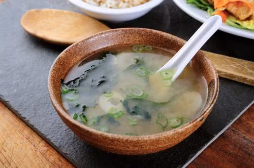 Bữa ăn của người Nhật được nấu theo nguyên tắc ichiju-sansai (một món súp, ba món chính), trong đó súp và thực phẩm lên men là không thể thiếu. Đặc biệt, súp miso nấu từ đậu nành lên men và nước dùng dashi giúp tăng cường vi khuẩn có lợi cho đường ruột, tốt cho hệ tiêu hóa khiến bữa ăn ngon hơn. Bữa ăn của người Nhật được nấu theo nguyên tắc ichiju-sansai (một món súp, ba món chính), trong đó súp và thực phẩm lên men là không thể thiếu. Đặc biệt, súp miso nấu từ đậu nành lên men và nước dùng dashi giúp tăng cường vi khuẩn có lợi cho đường ruột, tốt cho hệ tiêu hóa khiến bữa ăn ngon hơn.
