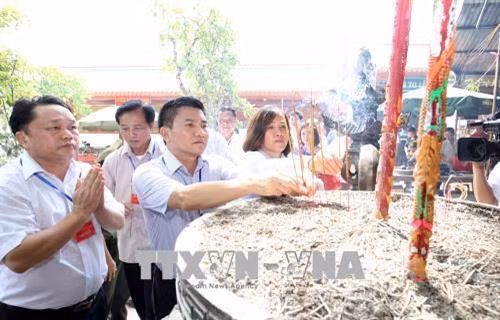 Du khách thập phương dâng hương tại Lễ hội đền Bảo Hà. Ảnh: Quốc Khánh - TTXVN