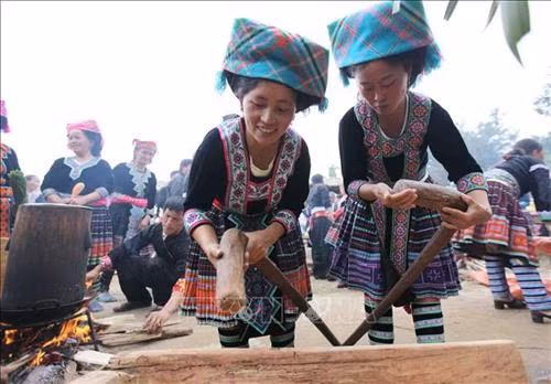 Đặc sắc lễ hội thi giã bánh giầy của đồng bào dân tộc Mông ảnh 8 Đặc sắc lễ hội thi giã bánh giầy của đồng bào dân tộc Mông ảnh 8
