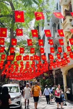 Ngõ phố Thủ đô rợp bóng cờ đỏ sao vàng 