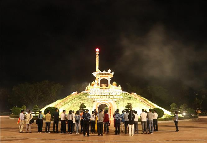 Đoàn du khách tham quan Thành cổ Quảng Trị. Ảnh: Nguyên Lý-TTXVN quang-tri-1724.jpg