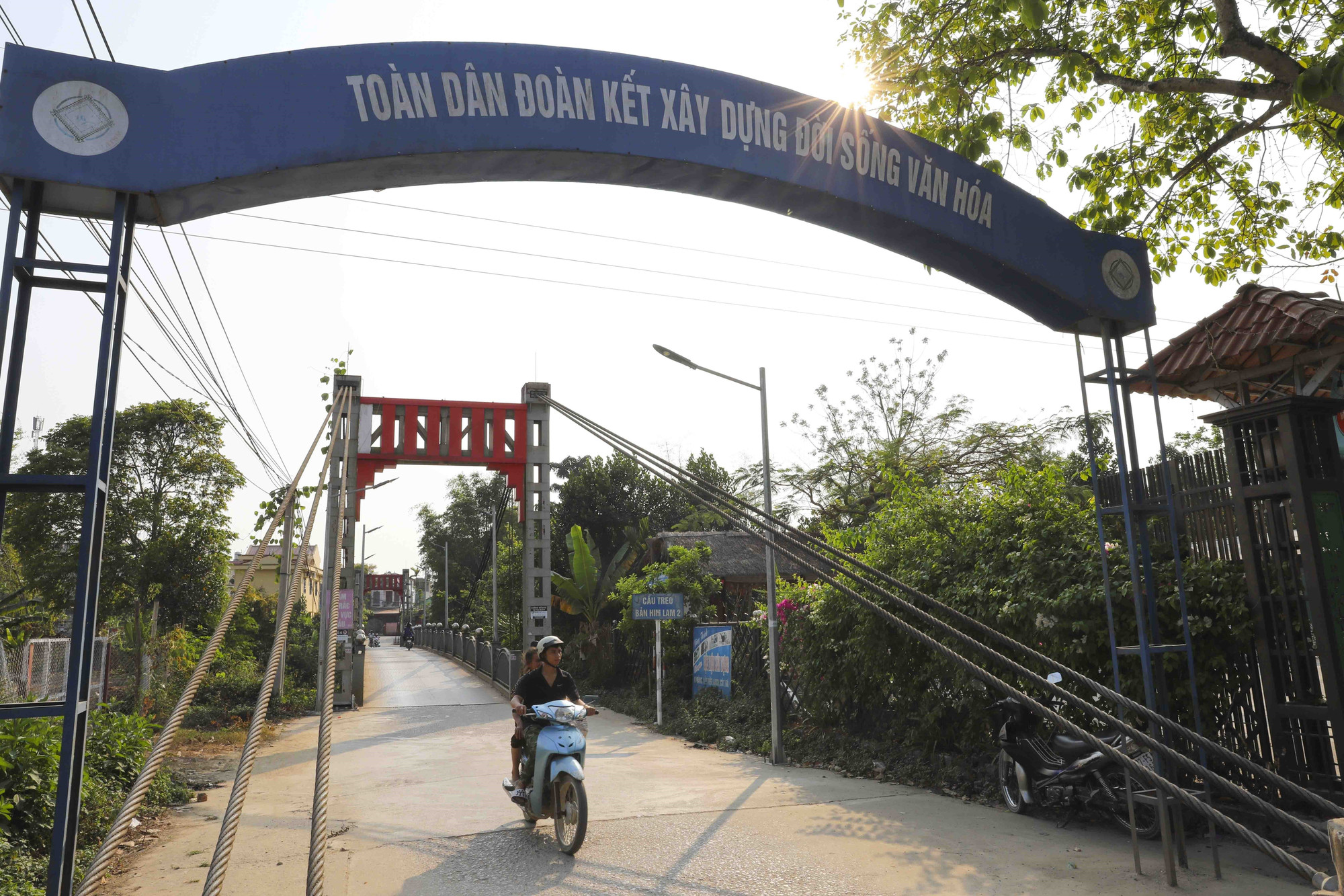 18-cau treo o Him Lam-xuan tu.jpg