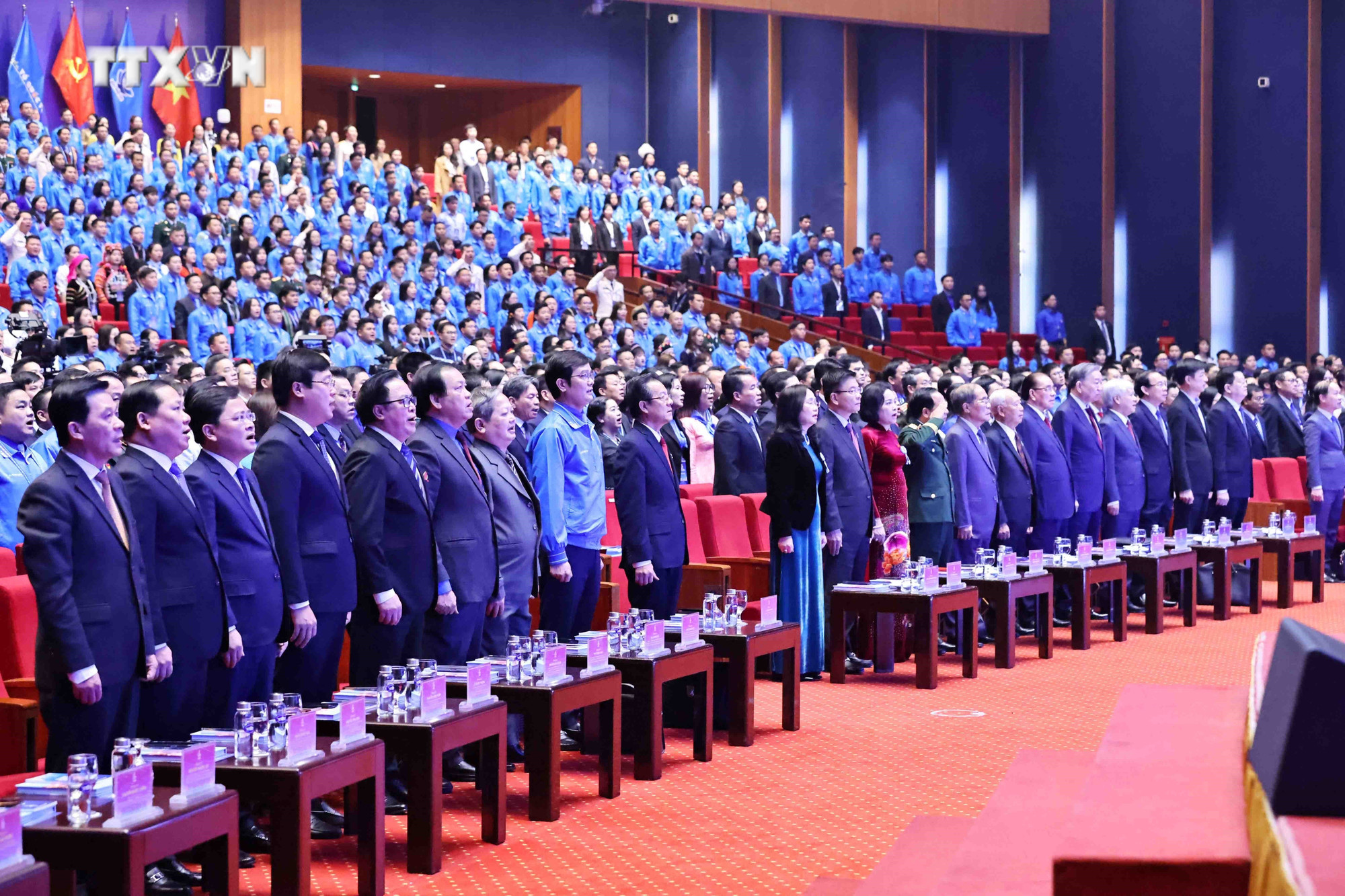 Các đại biểu thực hiện nghi thức chào cờ. Ảnh: Minh Đức – TTXVN vna_potal_phien_trong_the_dai_hoi_ix_hoi_lien_hiep_thanh_nien_viet_nam_7762787.jpg