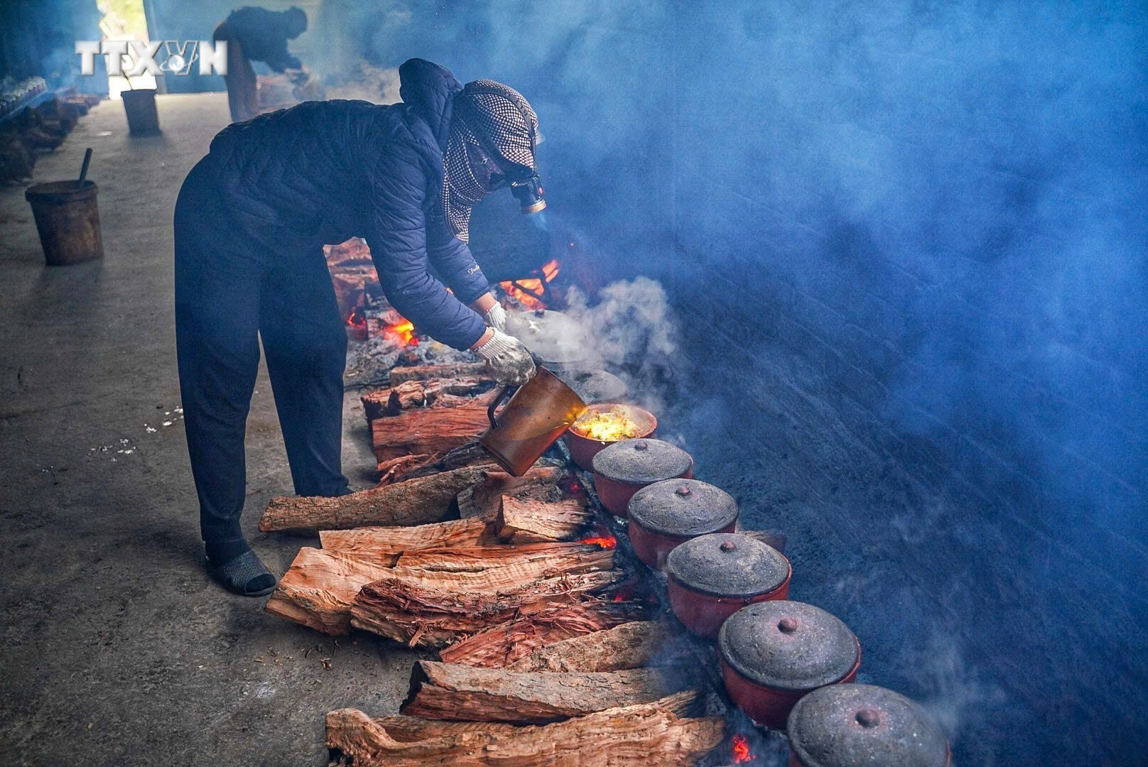 Trong quá trình kho, lửa luôn phải đảm bảo để niêu cá sôi mà không cạn nước. Ảnh: Khánh Hòa - TTXVN vna_potal_ca_kho_vu_dai_-_mon_an_dan_da_dac_san_nuc_tieng_cua_que_huong_ha_nam_7764324.jpg