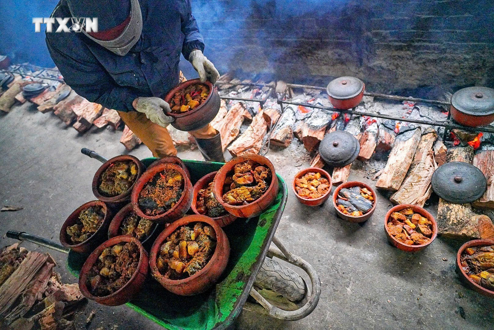 Cơ sở của chị Trần Thu Hường (thương hiệu cá kho "Quê anh Chí") là đời thứ 3 kế thừa nghề làm cá kho của gia đình, mỗi ngày cung cấp cho thị trường khoảng 70 – 100 nồi. Ảnh: Khánh Hòa – TTXVN vna_potal_ca_kho_vu_dai_-_mon_an_dan_da_dac_san_nuc_tieng_cua_que_huong_ha_nam_7764342.jpg
