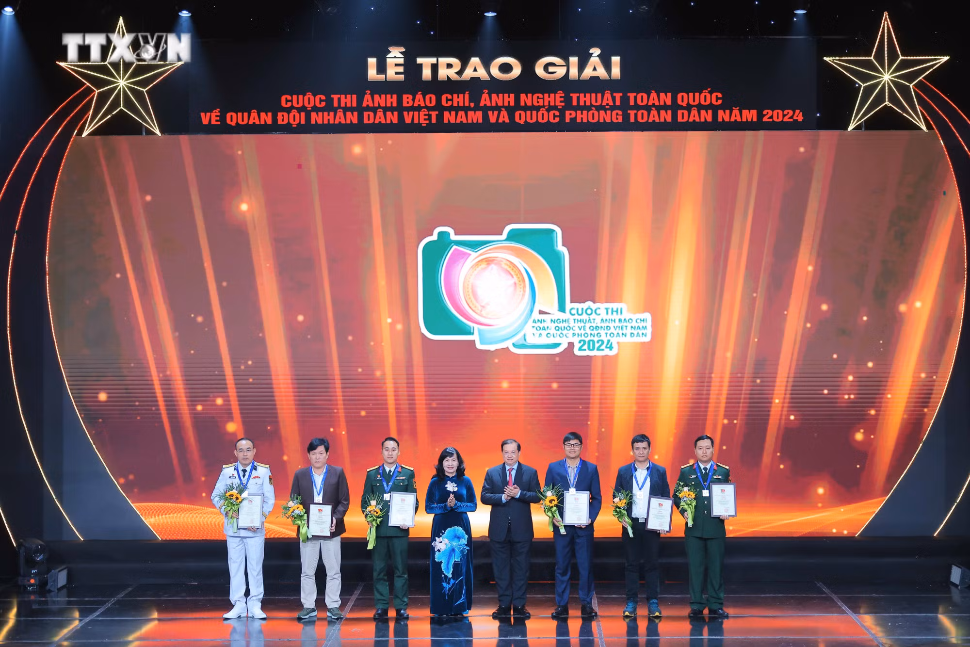 vna_potal_le_trao_giai_cuoc_thi_anh_ve_qdnd_va_quoc_phong_toan_dan_nam_2024_7760829.jpg