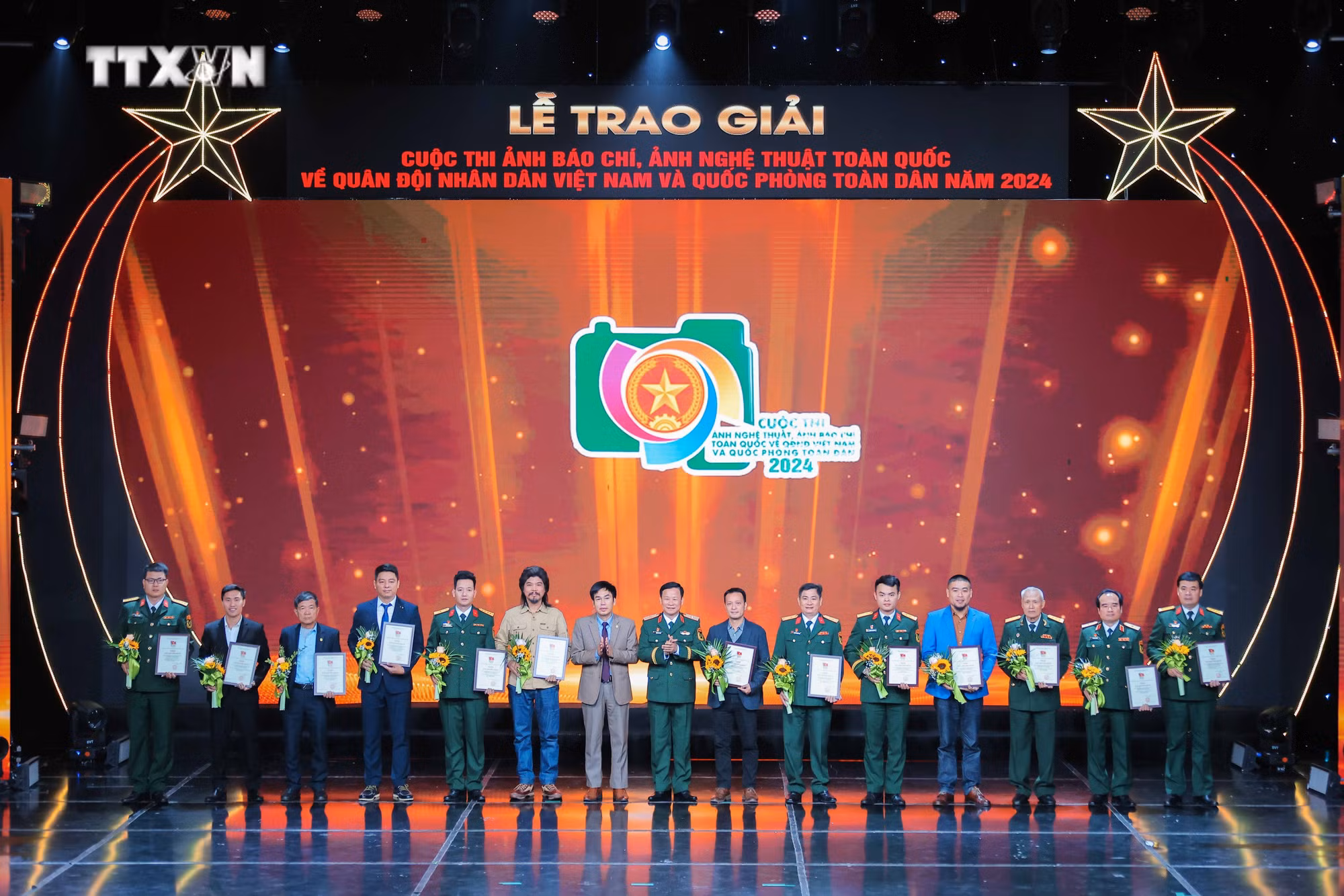vna_potal_le_trao_giai_cuoc_thi_anh_ve_qdnd_va_quoc_phong_toan_dan_nam_2024_7760837.jpg