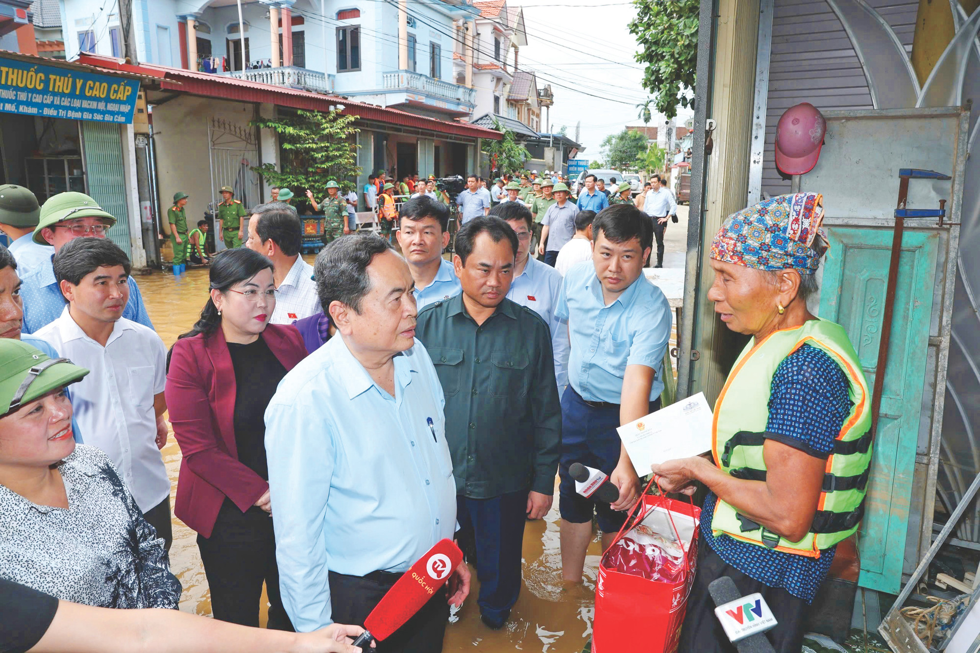 Chủ tịch Quốc hội Trần Thanh Mẫn thăm hỏi, tặng quà nhân dân xã Nga My, huyện Phú Bình (Thái Nguyên). Ảnh: TTXVN 2.1-chu tich quoc hoi tran thanh man-thong nhat-Thai Nguyen.jpg