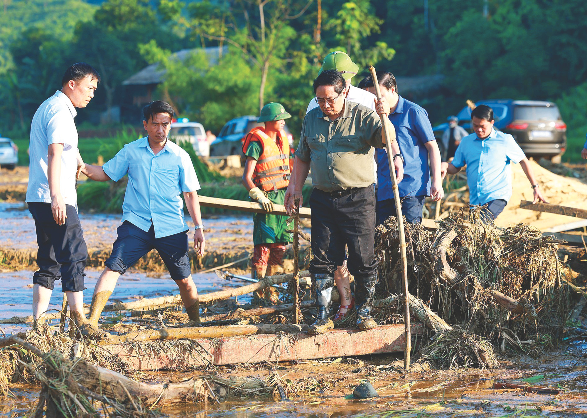 Thủ tướng Chính phủ Phạm Minh Chính chỉ đạo công tác tìm kiếm người bị nạn do lũ quét, sạt lở đất tại thôn Làng Nủ, xã Phúc Khánh, huyện Bảo Yên (Lào Cai). Ảnh: Dương Giang 2-thu tuong toi Lang Nu-Lao Cai-Duong Giang.jpg