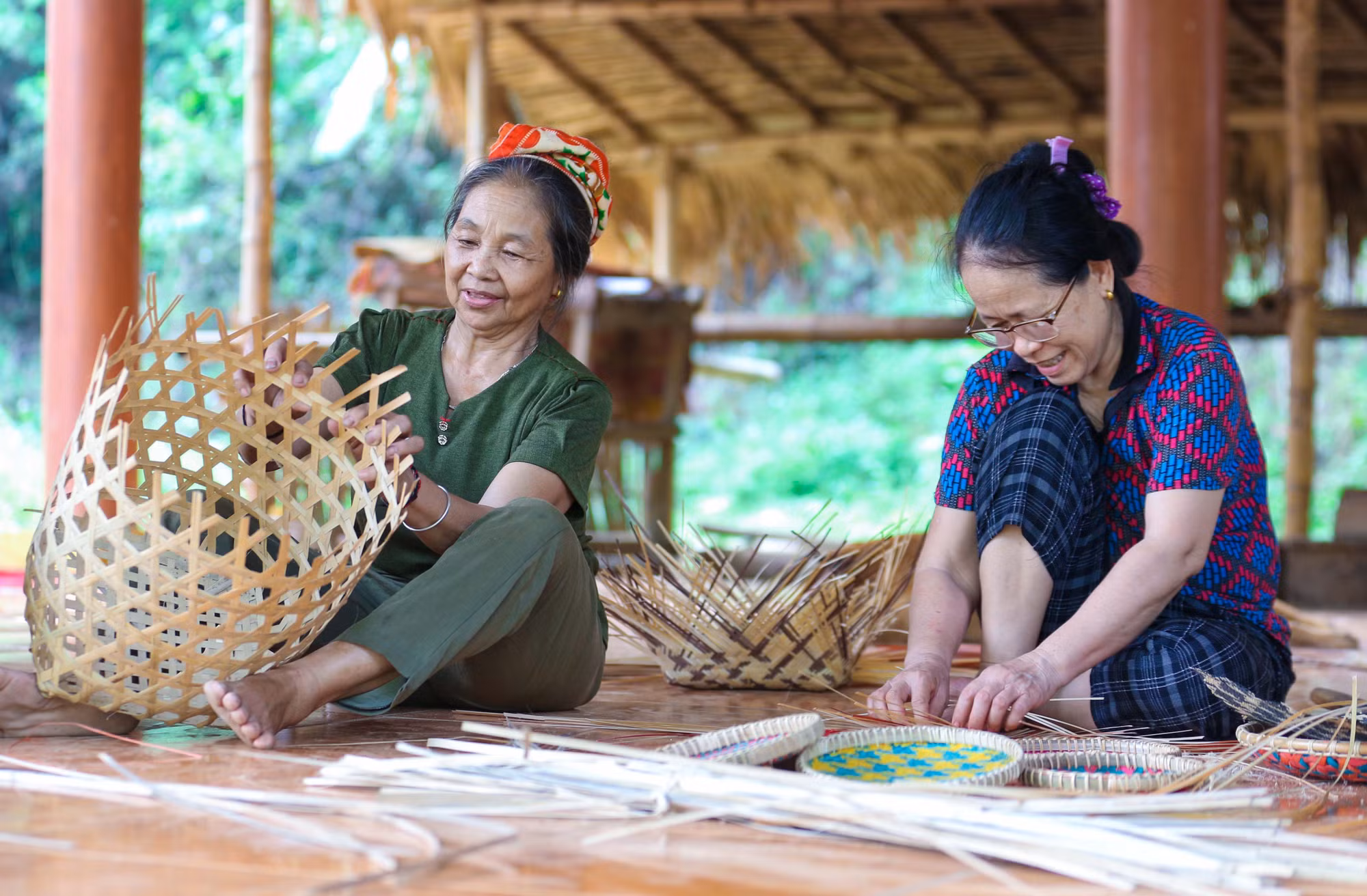6. Các bà, các mẹ bản Diềm, xã Châu Khê (Con Cuông) luôn đổi mới trong từng sản phẩm của mình.JPG