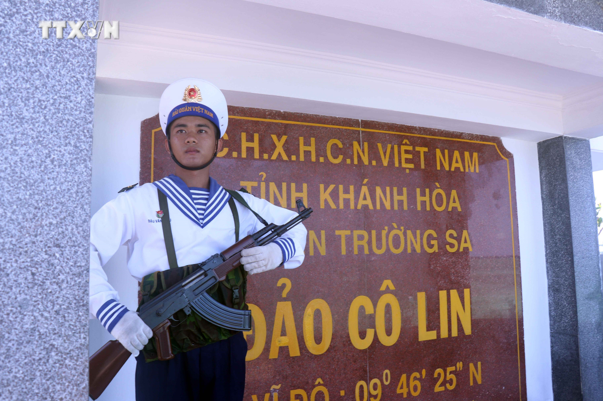 Với khẩu hiệu “đảo là nhà, biển cả là quê hương”, quân và dân huyện đảo Trường Sa sẵn sàng kiên cường bám đảo, giữ biển không quản ngại khó khăn, vất vả. Ảnh: Xuân Khu-TTXVN vna_potal_mang_tinh_yeu_den_truong_sa_nhan_niem_tin_khi_tro_ve___7380950.jpg