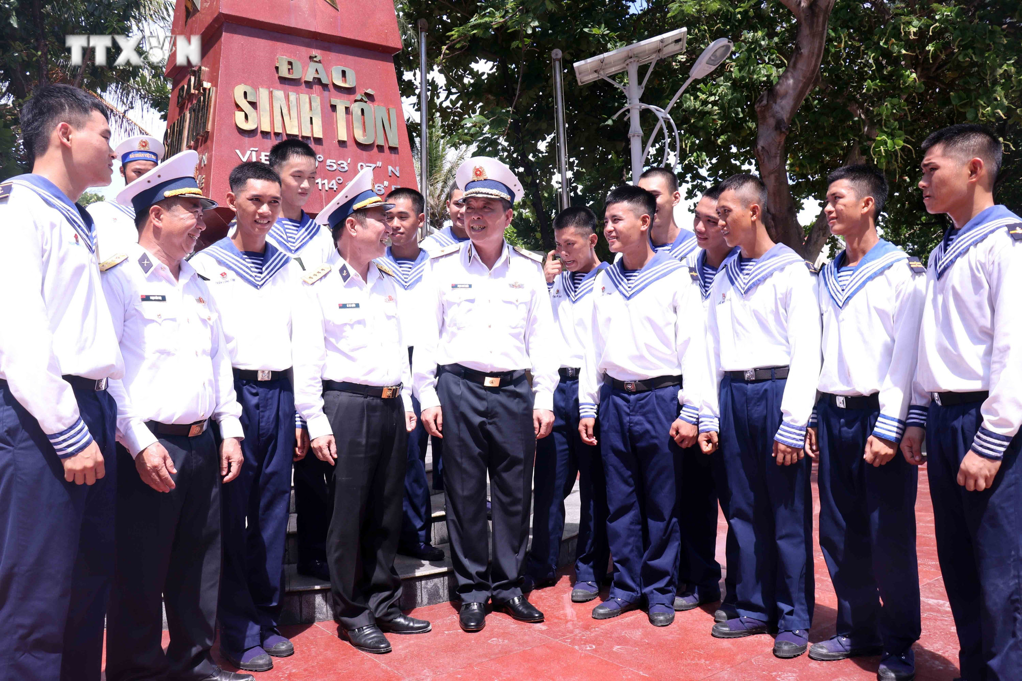 Chuẩn Đô đốc Phạm Như Xuân (thứ 5, phải sang), Phó Tư lệnh Quân chủng Hải quân thăm hỏi sức khỏe cán bộ, chiến sĩ trên đảo Sinh Tồn trong chuyến công tác tháng 4/2024. Ảnh: Xuân Khu-TTXVN vna_potal_mang_tinh_yeu_den_truong_sa_nhan_niem_tin_khi_tro_ve_7380906.jpg