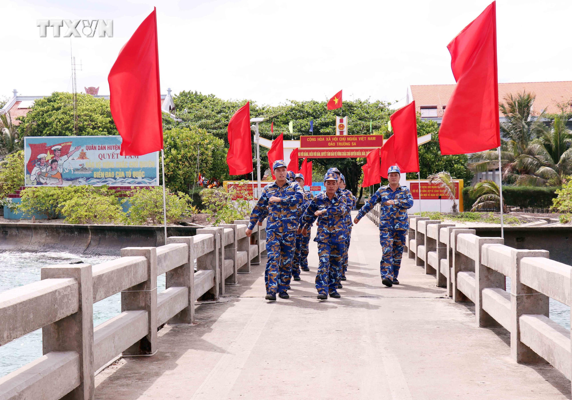 Cán bộ, chiến sĩ trên đảo Trường Sa lớn luôn sẵn sàng hoàn thành nhiệm vụ bảo vệ vùng trời, vùng biển thiêng liêng của Tổ quốc. Ảnh: Xuân Khu-TTXVN vna_potal_mang_tinh_yeu_den_truong_sa_nhan_niem_tin_khi_tro_ve___7380894.jpg