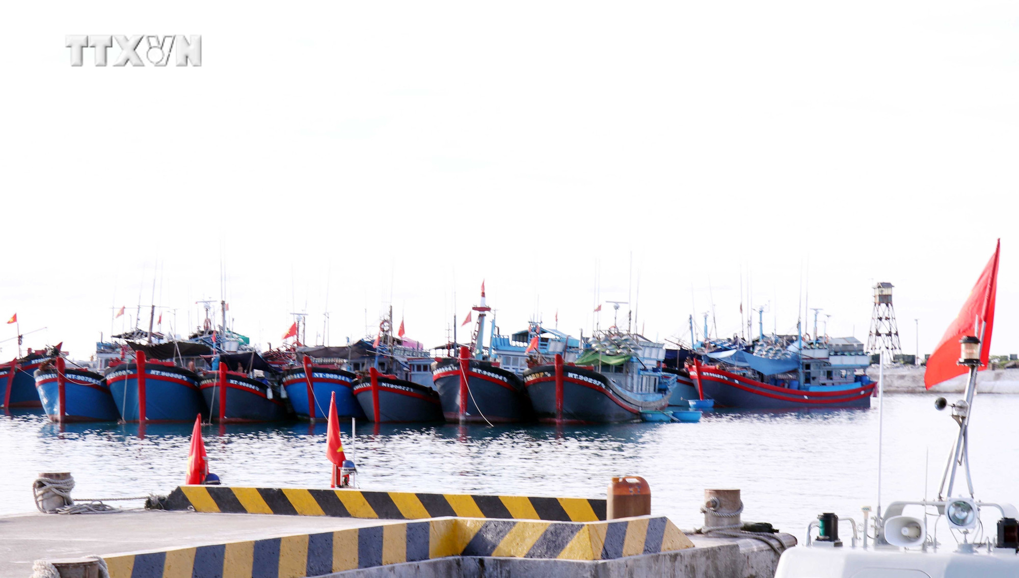 Tàu cá của ngư dân đánh bắt hải sản trên ngư trường Trường Sa neo đậu tại âu tàu Trưởng Sa, thể hiện quyết tâm bám biểm, giữ lãnh hải quê hương. Ảnh: Xuân Khu-TTXVN vna_potal_mang_tinh_yeu_den_truong_sa_nhan_niem_tin_khi_tro_ve__7380976.jpg