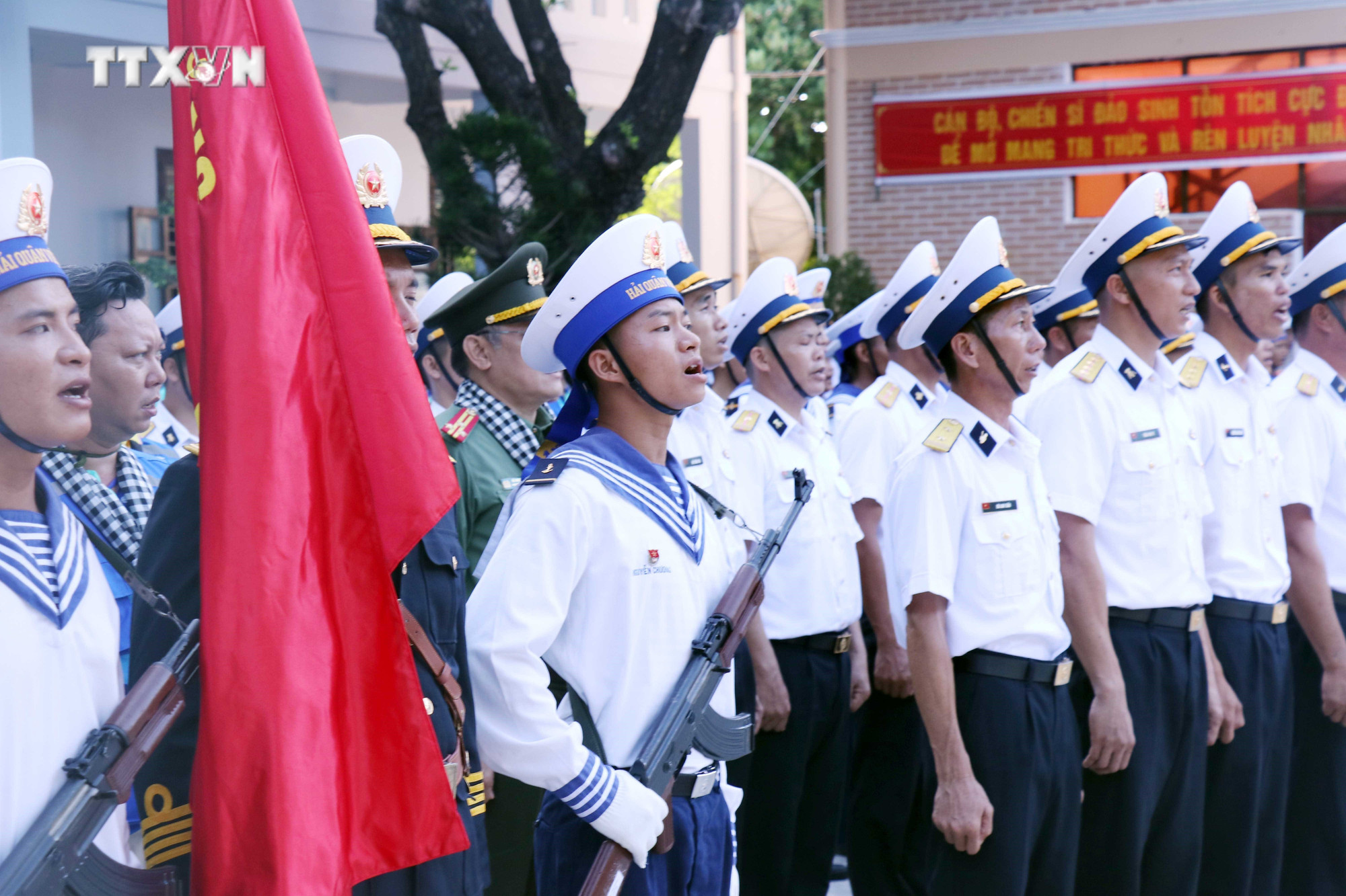 Với khẩu hiệu “đảo là nhà, biển cả là quê hương”, quân và dân huyện đảo Trường Sa kiên cường bám đảo, giữ biển không quản ngại khó khăn, vất vả. Ảnh: Xuân Khu-TTXVN vna_potal_mang_tinh_yeu_den_truong_sa_nhan_niem_tin_khi_tro_ve_7380928.jpg