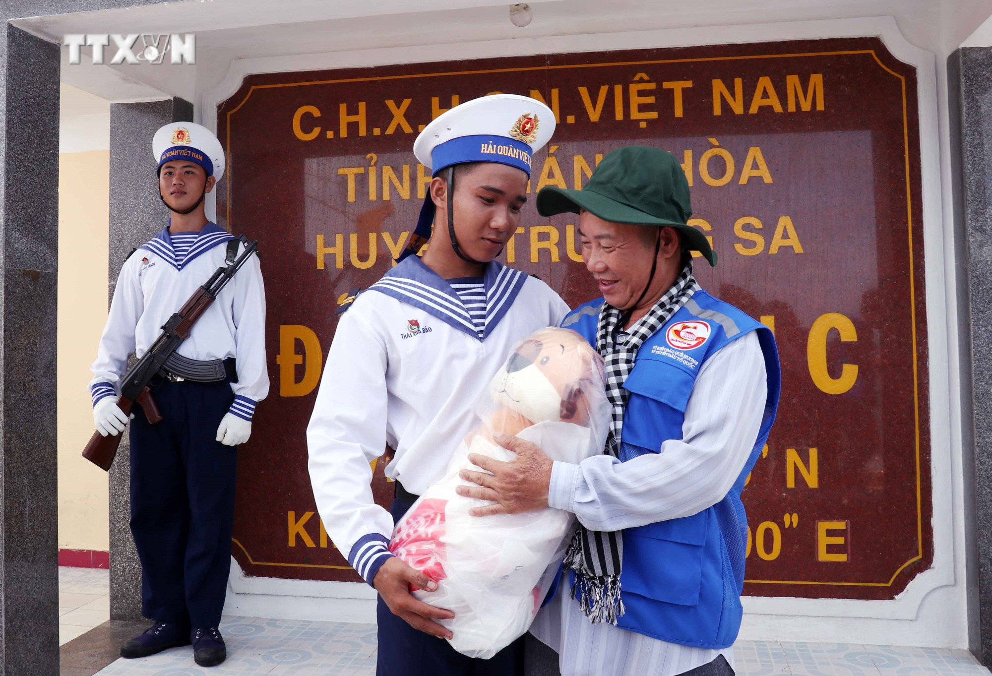 Món quà nhỏ mang niềm vui lớn của ông Thái Văn Vũ trao cho con trai Thái Gia Bảo đang công tác tại đảo Tốc Tan C (tháng 4/2024). Ảnh: Xuân Khu-TTXVN vna_potal_mang_tinh_yeu_den_truong_sa_nhan_niem_tin_khi_tro_ve__7380867.jpg