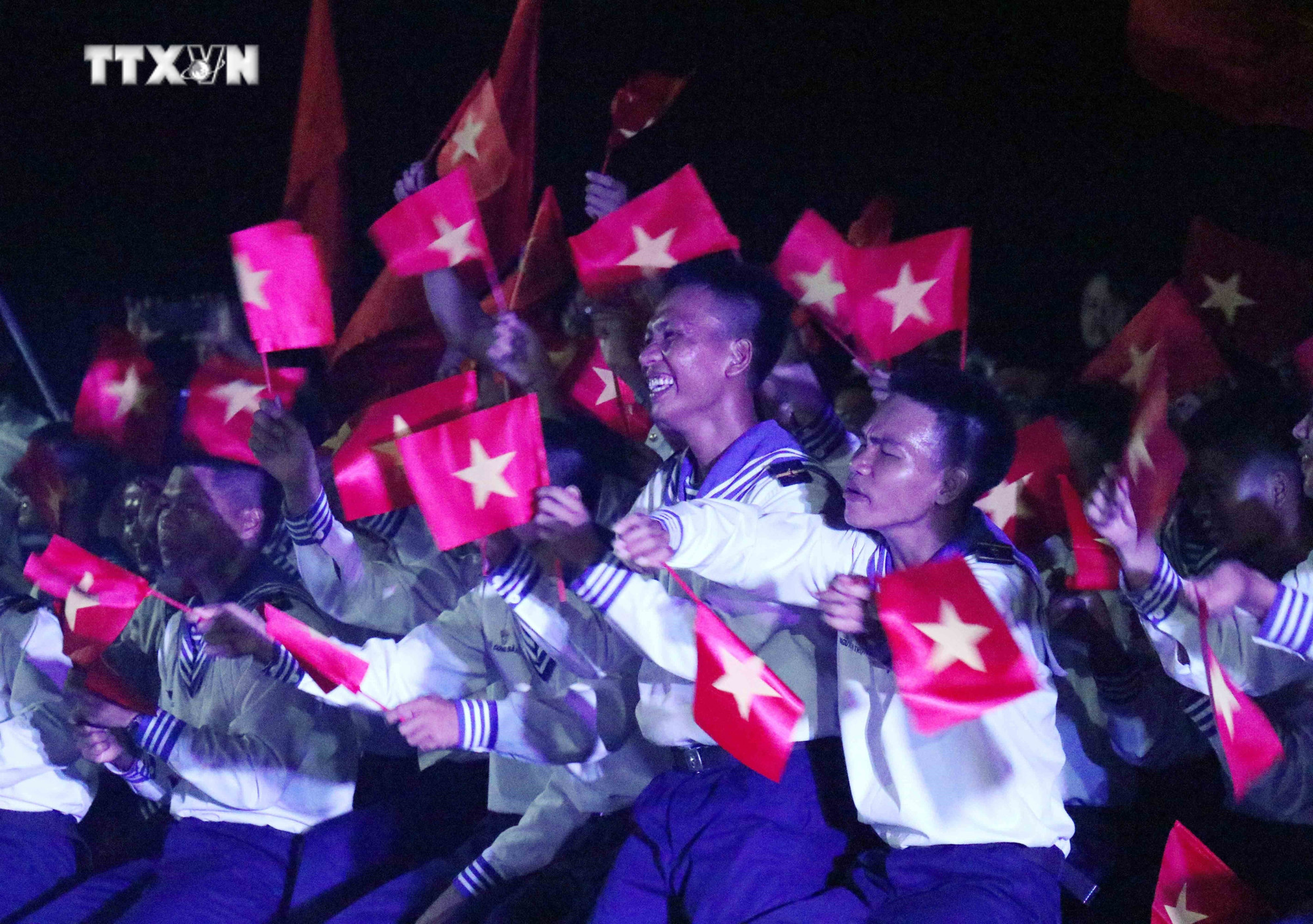 Những người lính trẻ đảo Trường Sa lớn hào hứng trong đêm giao lưu văn nghệ với đoàn đại biểu Thành phố Hồ Chí Minh trong đêm 30/4. Ảnh: Xuân Khu-TTXVN vna_potal_mang_tinh_yeu_den_truong_sa_nhan_niem_tin_khi_tro_ve__7380958.jpg