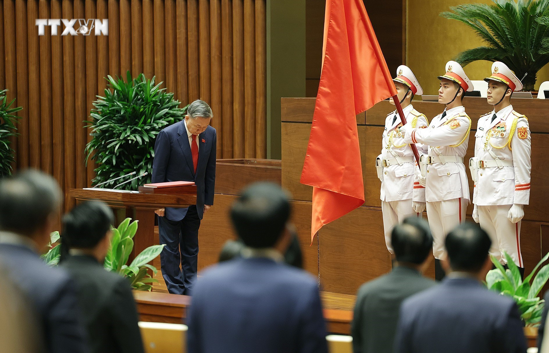 Chủ tịch nước Tô Lâm thực hiện nghi lễ Tuyên thệ. Ảnh: TTXVN vna_potal_dong_chi_to_lam_duoc_bau_giu_chuc_chu_tich_nuoc_chxhcn_viet_nam_7388890.jpg