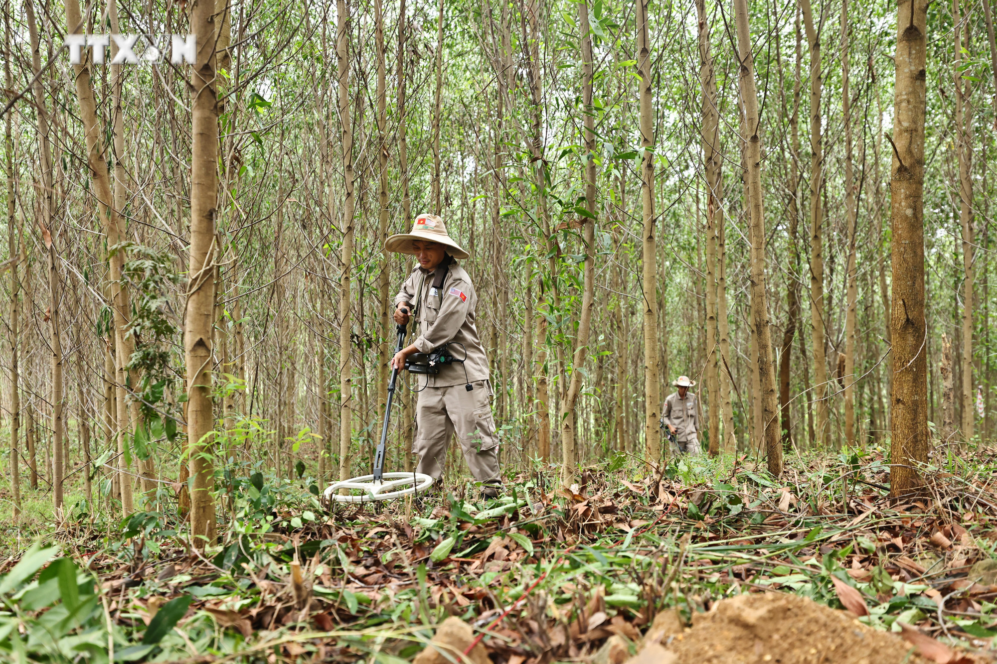 Rà phá, bom mìn trên vùng đất “dữ” 
