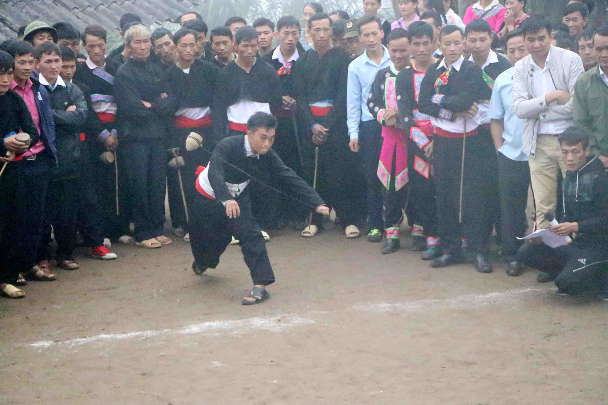 Trò chơi tù lu (còn gọi là trò đánh quay) là môn thể thao dân tộc giúp các chàng trai người Mông thể hiện sức mạnh, sự khéo léo và tinh nhanh. Ảnh: TTXVN 29 pscd.jpg