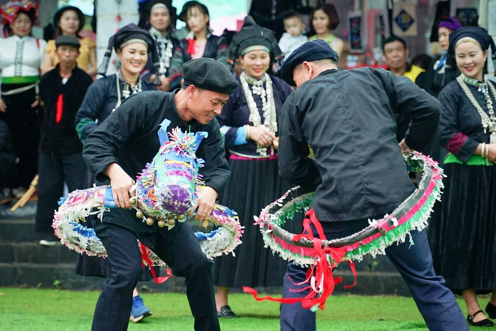 Trò chơi dân gian múa ngựa giấy được đồng bào dân tộc Nùng biểu diễn trong những dịp vui như lễ hội, Tết cổ truyền. Ảnh: TTXVN 13 pscd.jpg