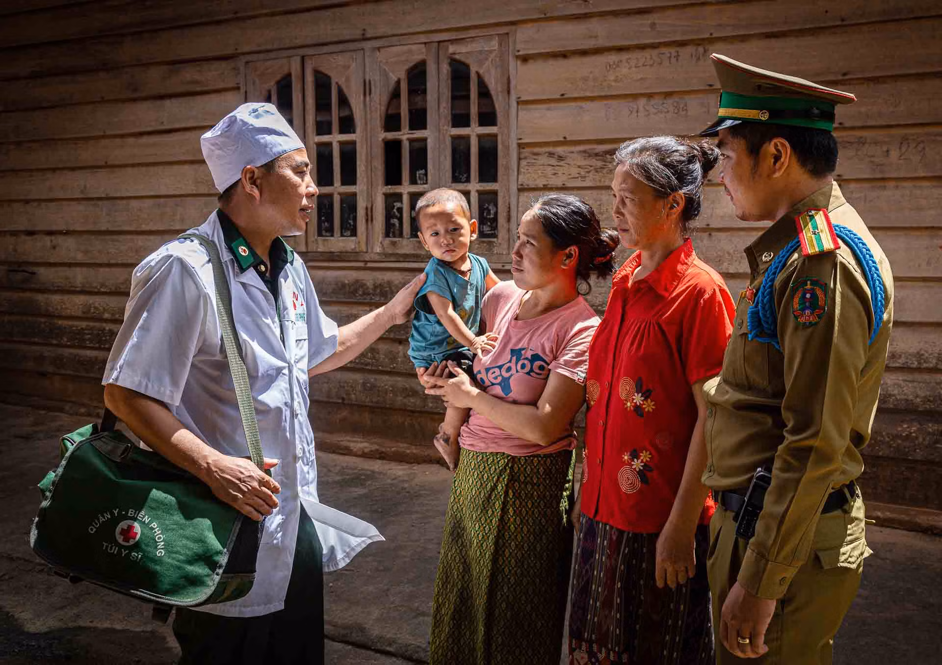 19-KK-Tra╠é╠Çn Nha╠ú╠ét Linh-Ha╠Ç Ti╠ânh-Bo╠ú╠é ─æo╠ú╠éi Bie╠én pho╠Çng Ha╠Ç Ti╠ânh tha╠åm kha╠üm giu╠üp ngu╠¢o╠¢╠Çi da╠én La╠Ço.jpg