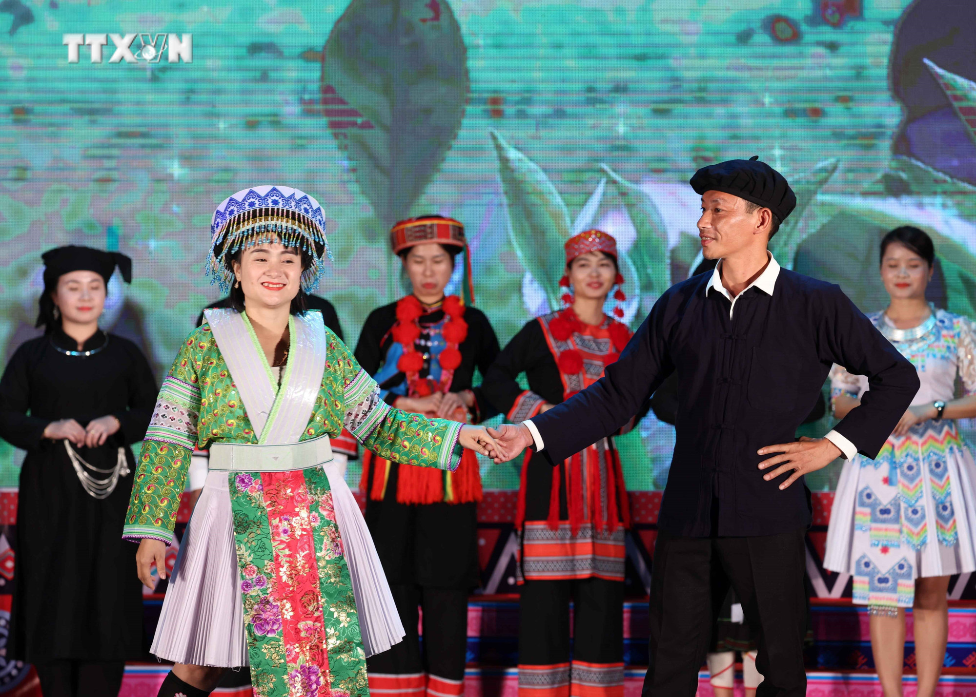 Phần trình diễn trang phục các dân tộc tỉnh Thái Nguyên. Ảnh: Thanh Tùng - TTXVN vna_potal_lien_hoan_van_nghe_va_trinh_dien_trang_phuc_cac_dan_toc_vung_dong_bac_7684944.jpg