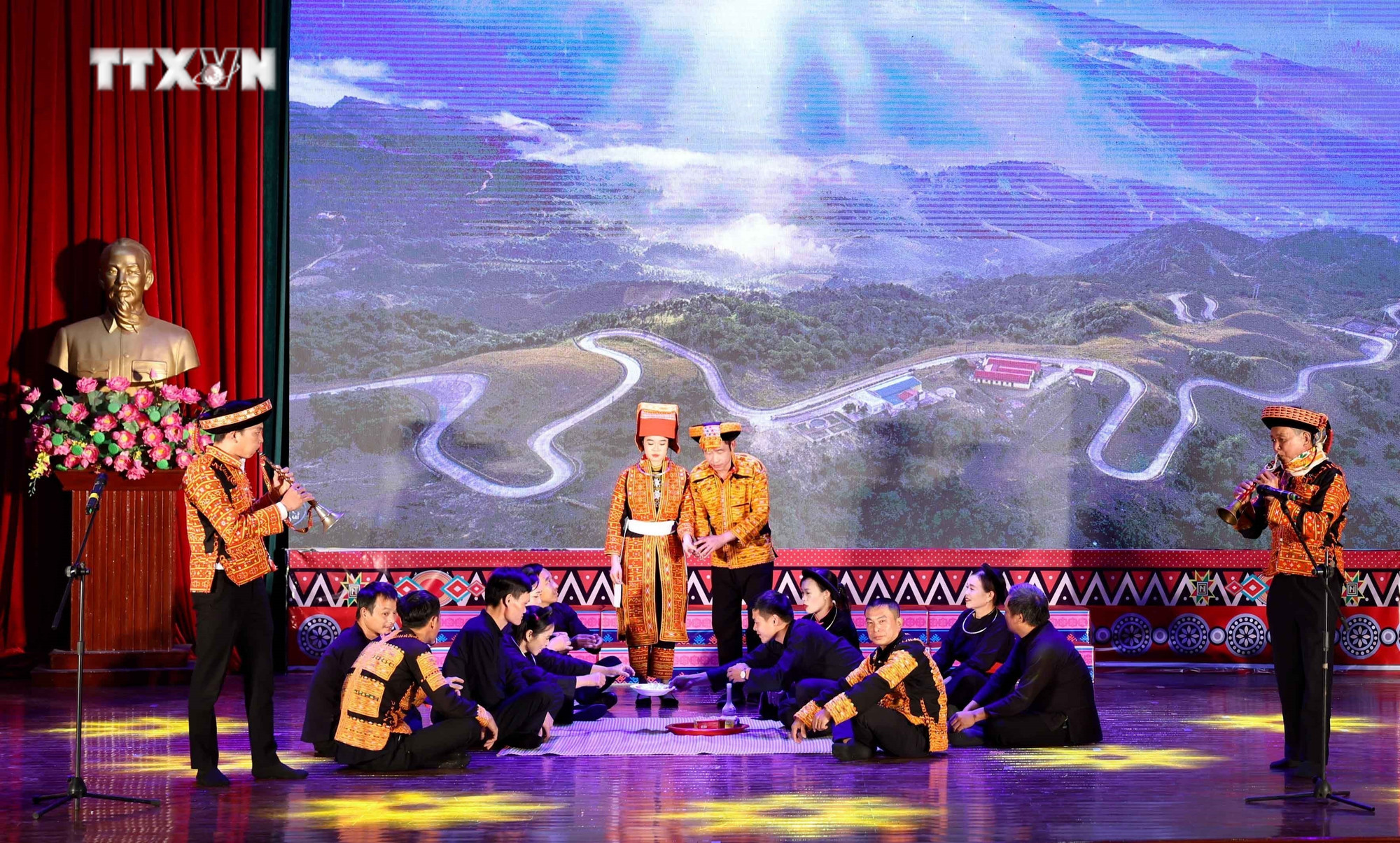 Tấu kèn pí lè trong trích đoạn đoán khách mừng đám cưới dân tộc Dao, tỉnh Lạng Sơn. Ảnh: Thanh Tùng - TTXVN vna_potal_lien_hoan_van_nghe_va_trinh_dien_trang_phuc_cac_dan_toc_vung_dong_bac_7684945.jpg