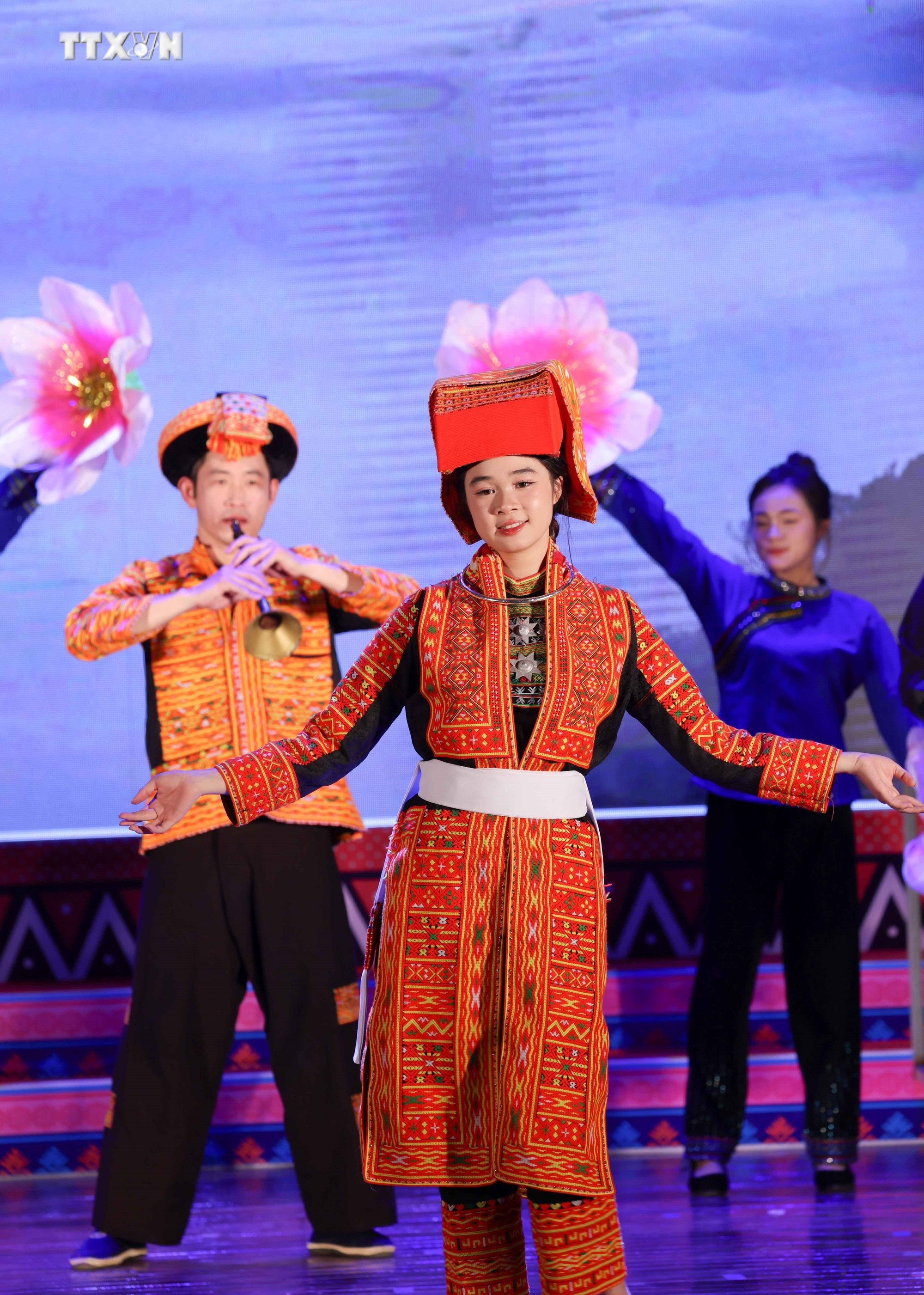 Phần trình diễn trang phục các dân tộc tỉnh Lạng Sơn. Ảnh: Thanh Tùng - TTXVN vna_potal_lien_hoan_van_nghe_va_trinh_dien_trang_phuc_cac_dan_toc_vung_dong_bac_7684939.jpg