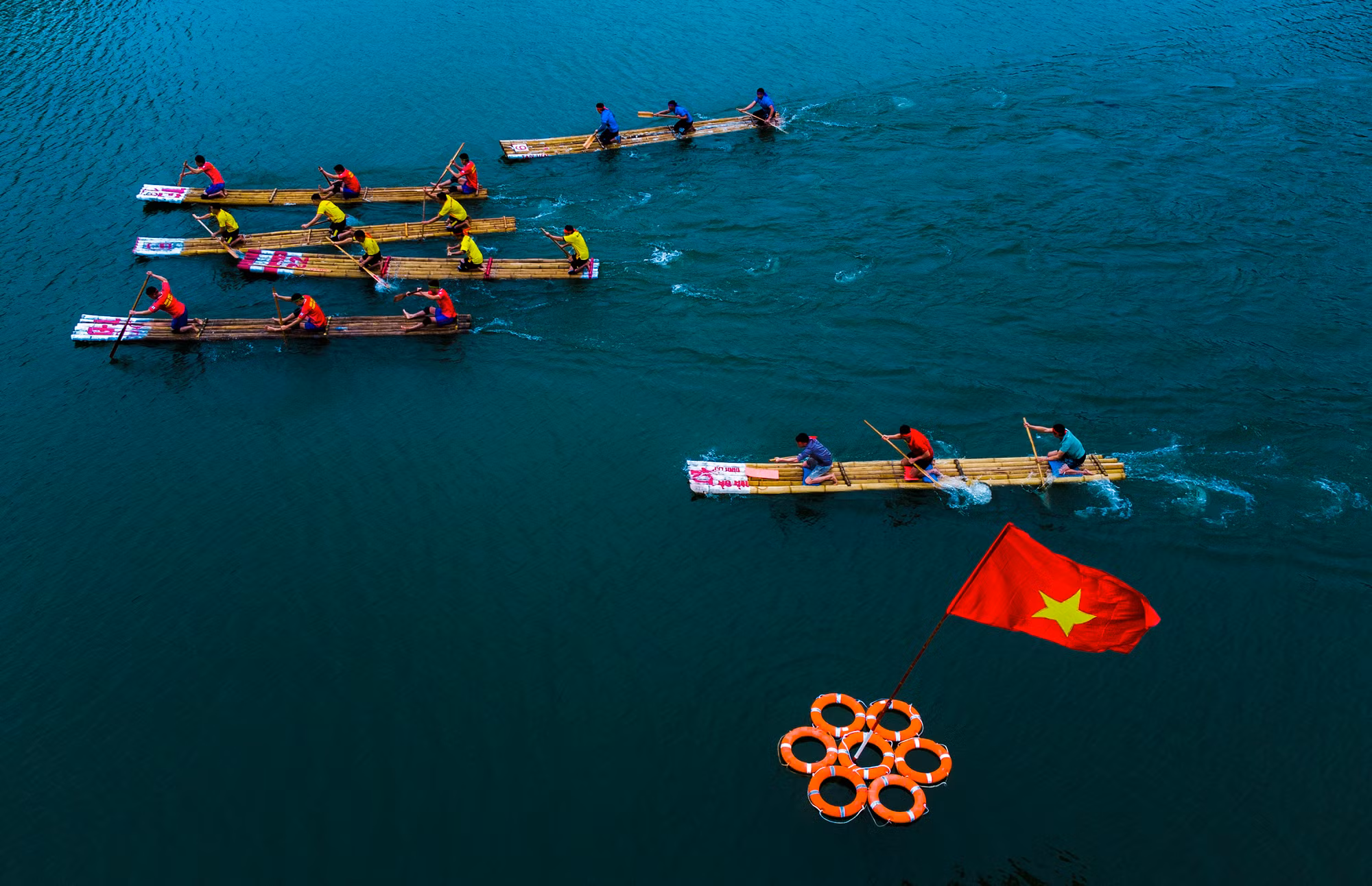 3-Gia╠ëi Nhi╠Ç-Chu Va╠ån Minh-La╠úng So╠¢n-─Éua be╠Ç ma╠ëng tre╠én so╠éng Ky╠Ç Cu╠Çng .jpg