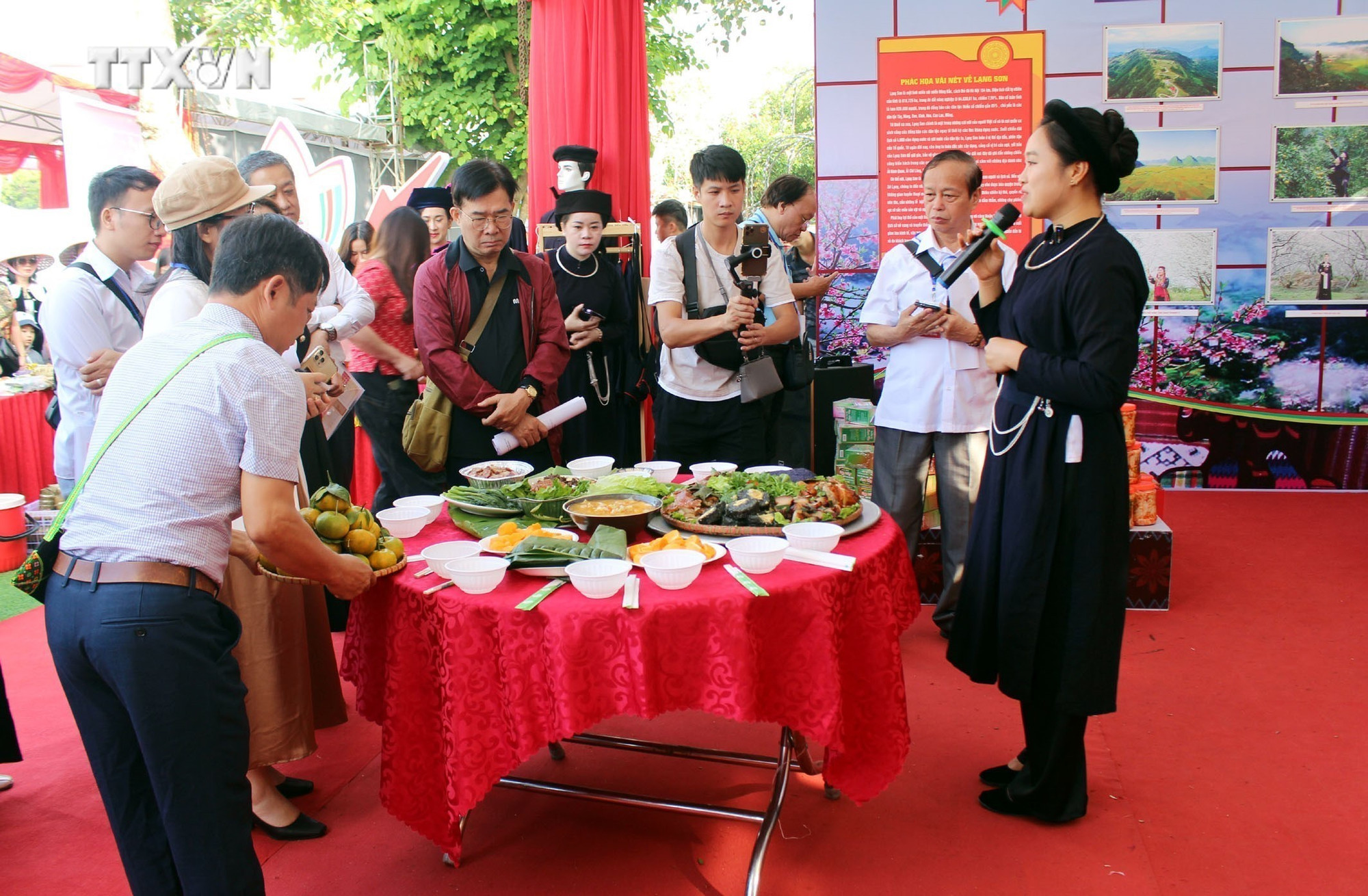Thi trình diễn kỹ năng hướng dẫn viên du lịch tại Ngày hội văn hóa, thể thao và du lịch các dân tộc vùng Đông Bắc. Ảnh: Anh Tuấn - TTXVN vna_potal_ngay_hoi_van_hoa_the_thao_va_du_lich_cac_dan_toc_vung_dong_bac_thi_trinh_dien_ky_nang_huong_dan_vien_du_lich_va_thi_keo_co__7685039.jpg