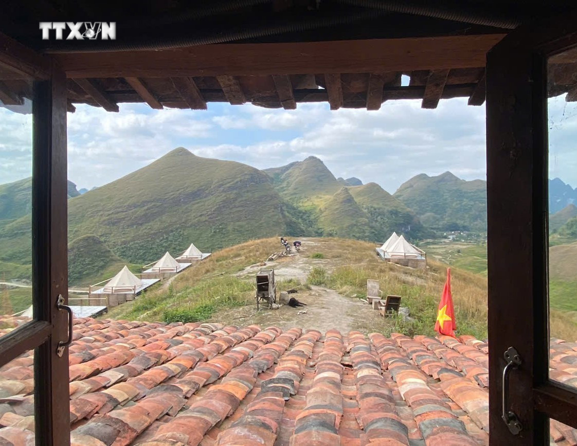 Căn nhà sàn, nơi dừng chân nghỉ của du khách trên đồi cỏ có view rất đẹp nhìn ra cảnh núi non. Dịch vụ nghỉ chân tại đây dù còn rất đơn sơ, nhưng luôn kín khách dịp nghỉ lễ, cuối tuần. Ảnh: Quốc Đạt - TTXVN vna_potal_doi_co_dep_nhu_phim_co_tich_o_ha_lang_cao_bang_7722178.jpg
