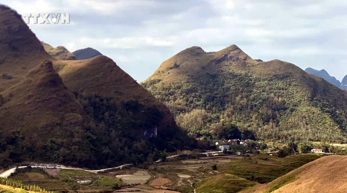 Xã Vinh Quý, cách trung tâm huyện Hạ Lang chừng 5 km, dân cư khá thưa thớt. Những con đường vào bản uốn lượn như dải lụa mềm mại. Ảnh: Quốc Đạt - TTXVN vna_potal_doi_co_dep_nhu_phim_co_tich_o_ha_lang_cao_bang_7722175.jpg