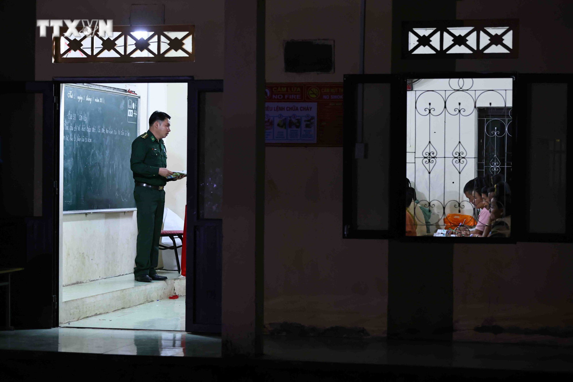 Mỗi tối, từ 19 giờ đến khoảng 21 giờ 30 phút, lớp học của thầy giáo quân hàm xanh Lò Văn Thoại lại sáng đèn, với "Học sinh" là người dân các dân tộc H'Mông, Thái, Lào... Ảnh: Minh Đức - TTXVN vna_potal_chuyen_nhung_thay_co_giao_gian_nan_gieo_chu_vung_cao_bien_ai_7682209.jpg