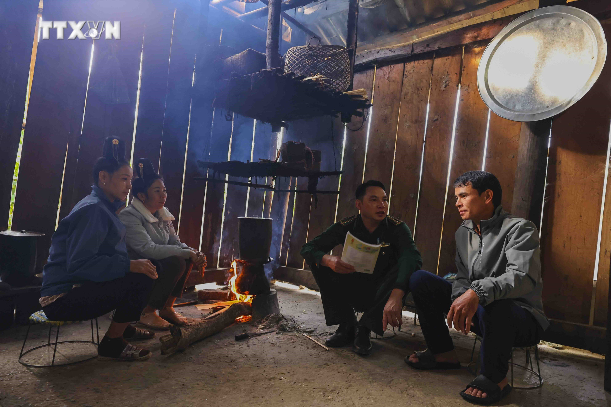 Đại úy Lò Văn Thoại vận động người dân địa phương hiểu rõ hơn những thuận lợi từ việc biết đọc, biết viết để vươn lên thoát nghèo. Ảnh: Minh Đức - TTXVN vna_potal_chuyen_nhung_thay_co_giao_gian_nan_gieo_chu_vung_cao_bien_ai_7682205.jpg