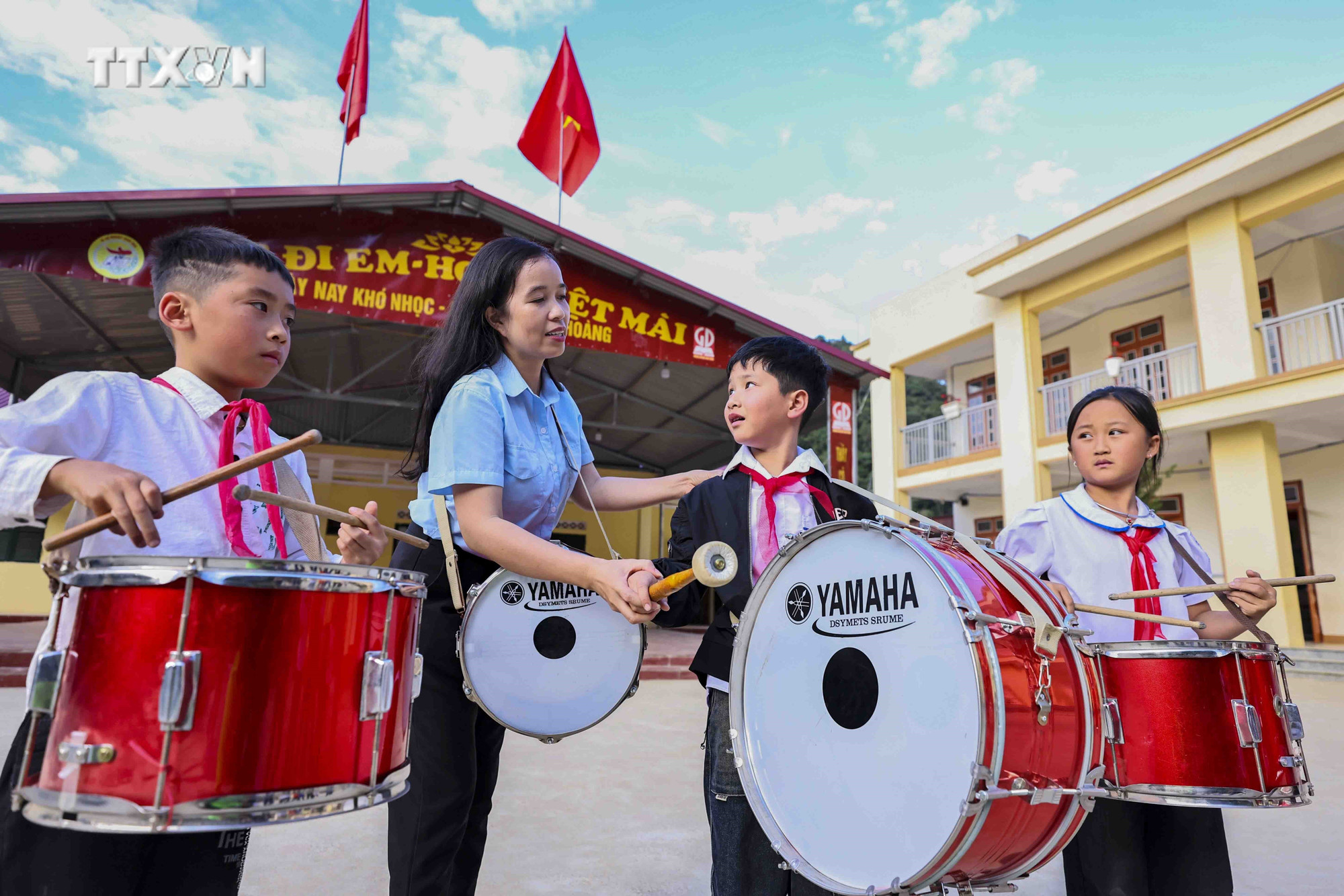 Cô Vì Thị Hằng hướng dẫn đội trống luyện tập, các hoạt động phong trào cô xây dựng và tổ chức nhiều hoạt động hấp dẫn nhân các ngày lễ và đã đem lại hiệu quả cao, tạo không khí phấn đấu thi đua và hứng thú cho các em học sinh trong nhà trường. Ảnh: Minh Đức - TTXVN vna_potal_chuyen_nhung_thay_co_giao_gian_nan_gieo_chu_vung_cao_bien_ai_7682210.jpg