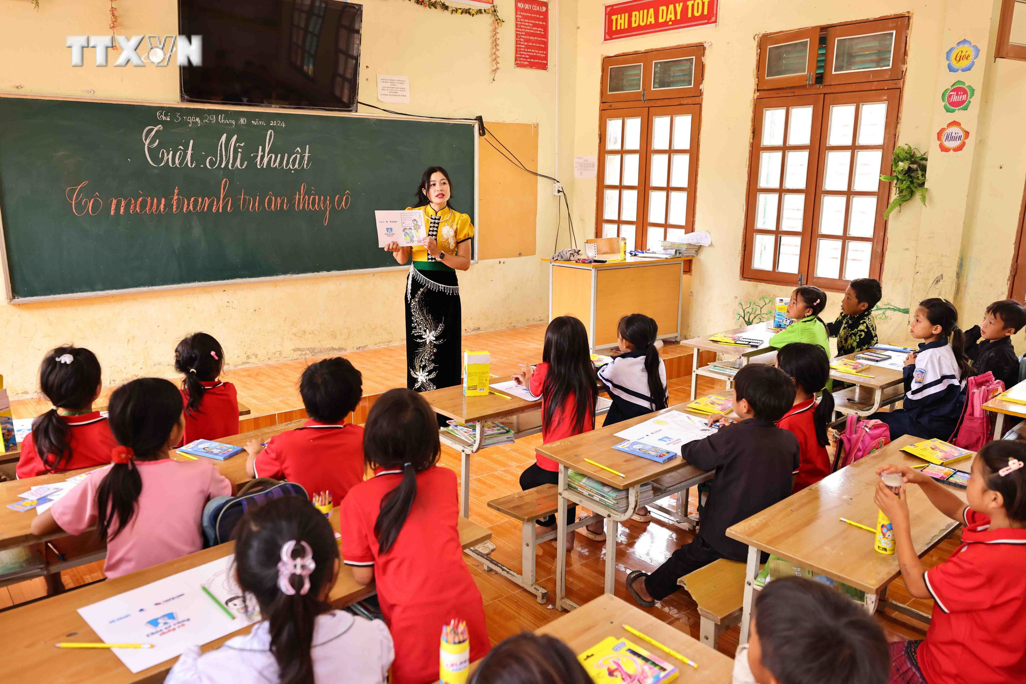 Địa bàn rộng với nhiều điểm trường, dù rất vất vả nhưng cô Quàng Thị Xuân luôn nỗ lực hết mình với tình yêu nghề và sự nghiệp giáo dục nơi vùng cao biên giới. Ảnh: Minh Đức - TTXVN vna_potal_chuyen_nhung_thay_co_giao_gian_nan_gieo_chu_vung_cao_bien_ai_7682212.jpg