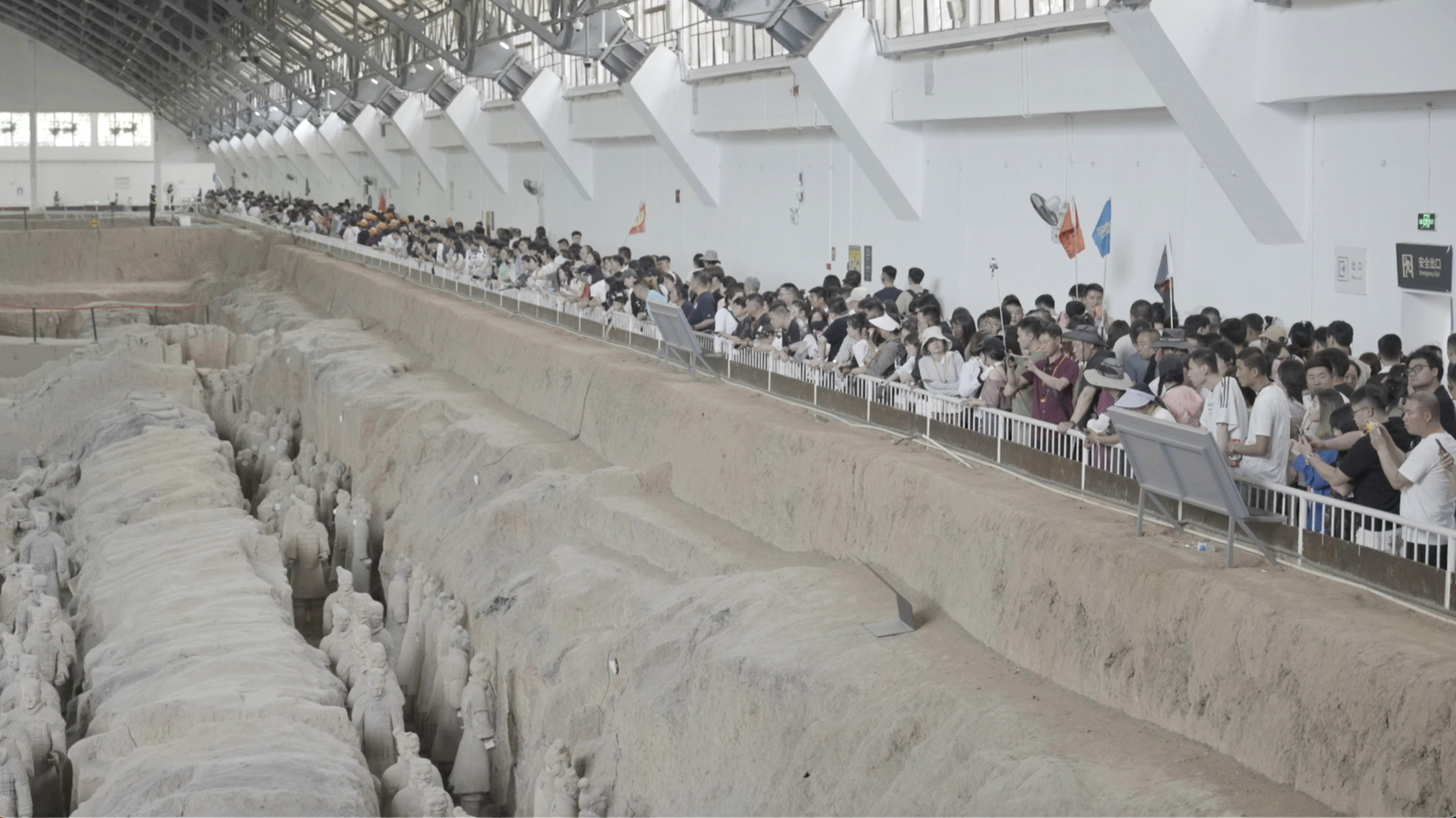 Du khách tham quan Bảo tàng Binh Mã Dõng. Ảnh: TTXVN phát Tan3.jpg