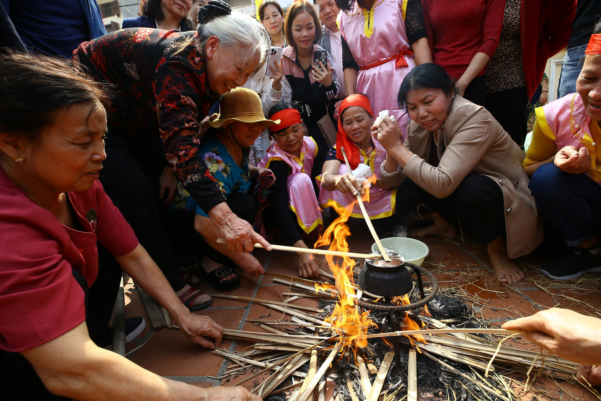 Những người già của làng đang truyền dạy cho thế hệ trẻ những kinh nghiệm để thổi cơm ngon trong lễ hội 10.JPG