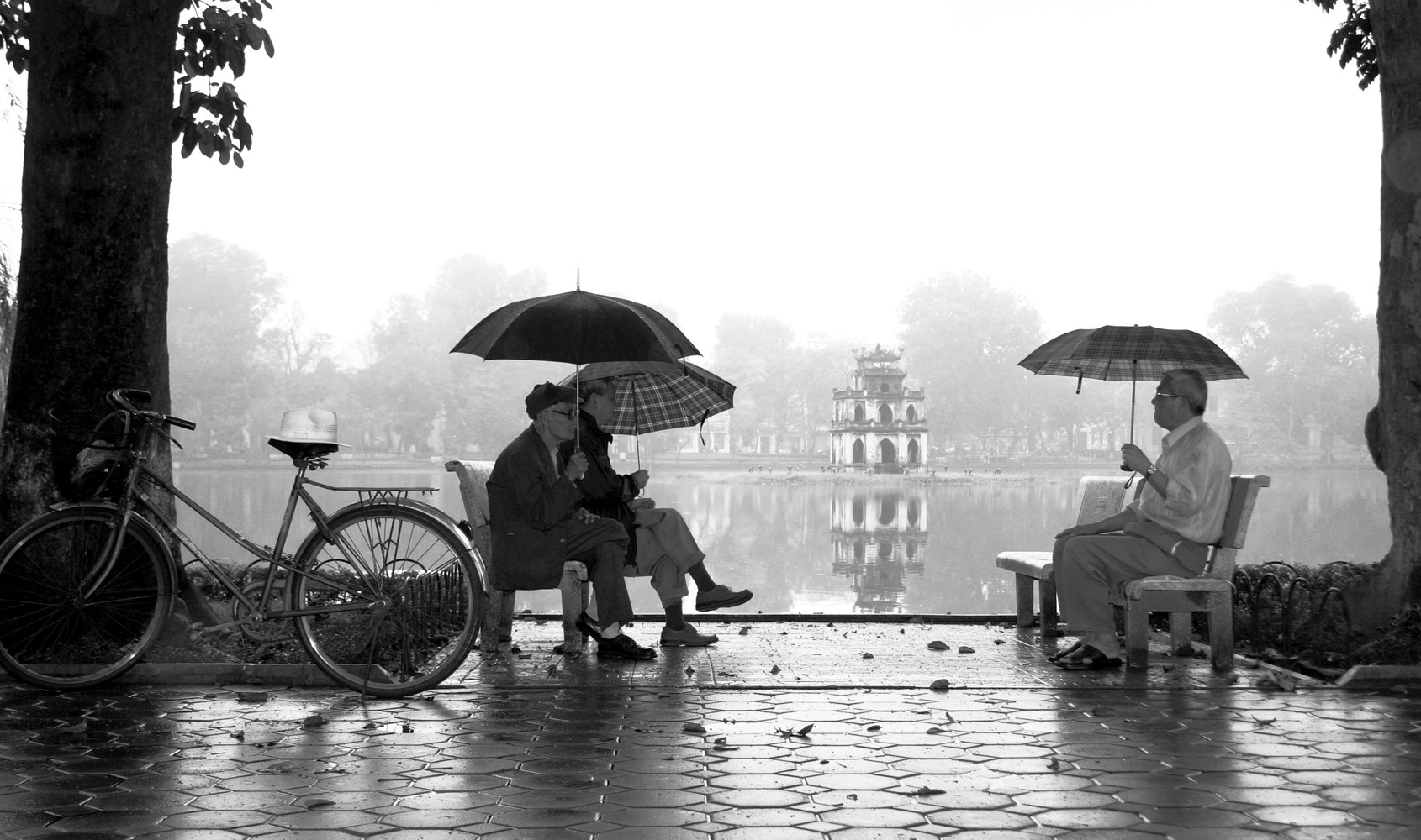 Hồ Gươm ngày mưa phùn. Ảnh: Lê Bích Le Bich (79).JPG