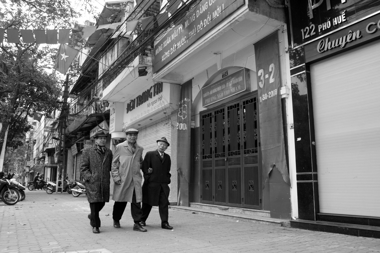 Những cụ ông ở phố Huế đi chúc Tết nhà bạn ngày mùng Hai Tết. Ảnh: Lê Bích Le Bich (56).JPG