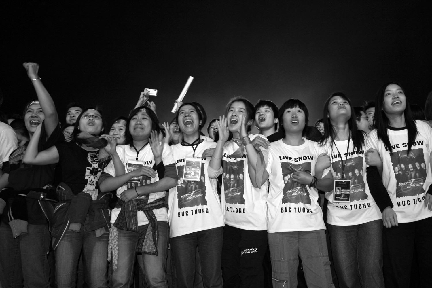Sinh viên hâm mộ ban nhạc Rock Bức Tường tại liveshow chia tay "The last Saturday" tại Trung tâm Triển lãm Giảng Võ 2006. Ảnh: Lê Bích Le Bich (82).JPG