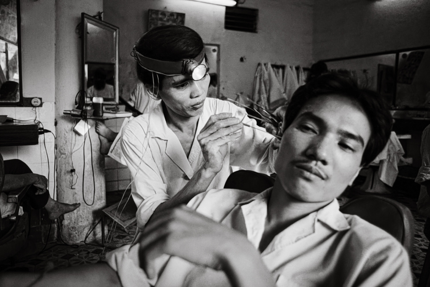 Nguyễn Văn Trang, thợ cắt tóc tại Cắt Tóc Nam, 6 Tràng Thi. Ảnh: Andy Soloman Andy Soloman (21) 90x60.JPG