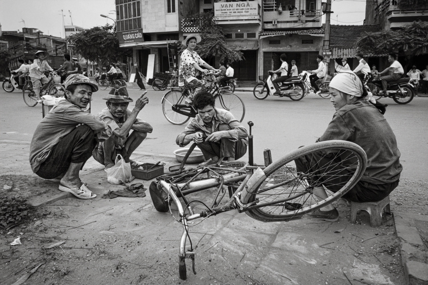Sửa xe đạp, đường Tam Trinh. Ảnh: Andy Soloman Andy Soloman (19) 90x60.JPG