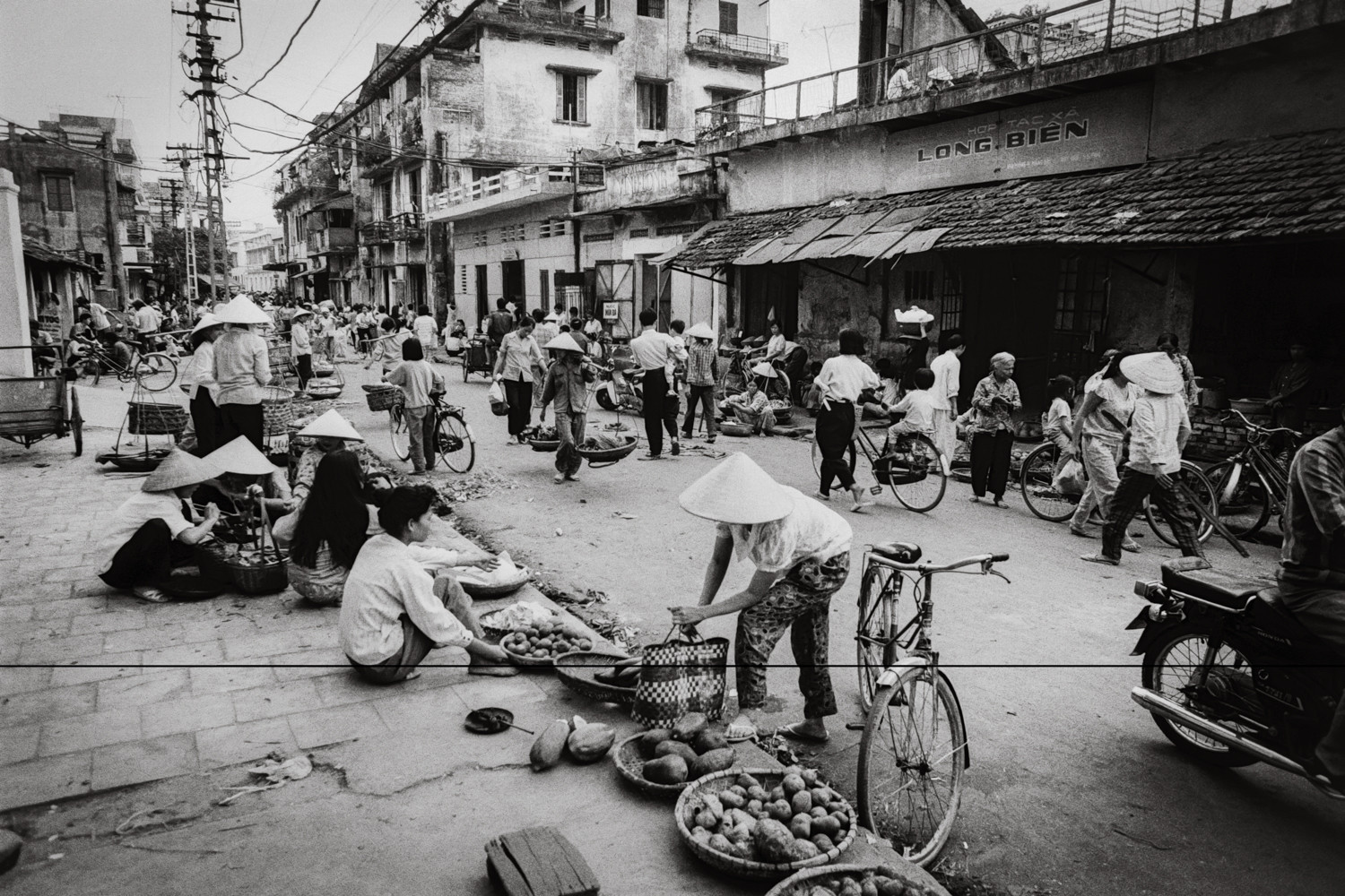 Những người bán hàng rong, khu vực Đồng Xuân. Ảnh: Andy Soloman Andy Soloman (23) 90x60.JPG