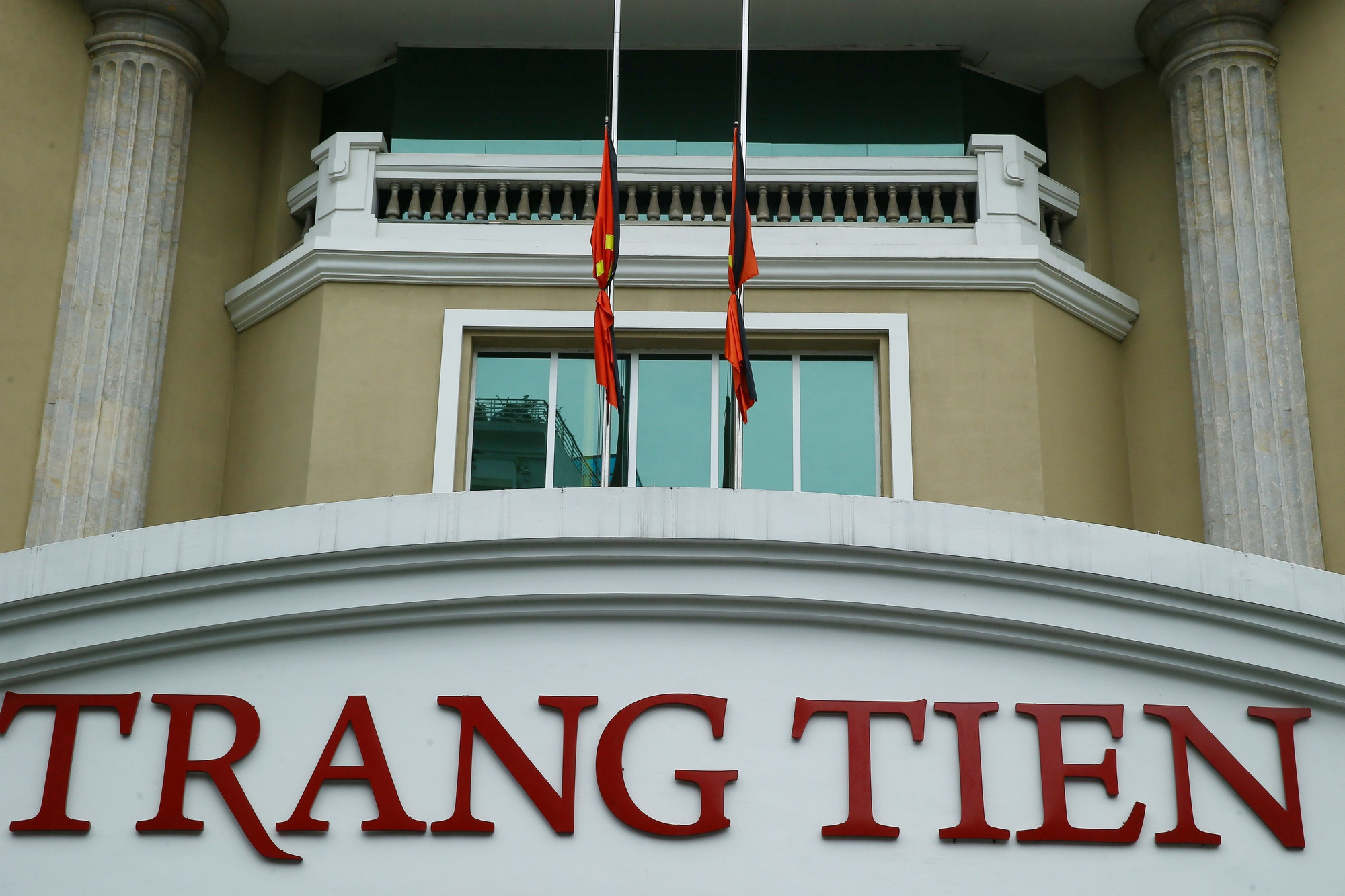 Nhiều trung tâm thương mại cũng đã treo cờ rủ từ 21/7. Ảnh: An Thành Đạt 14.jpg