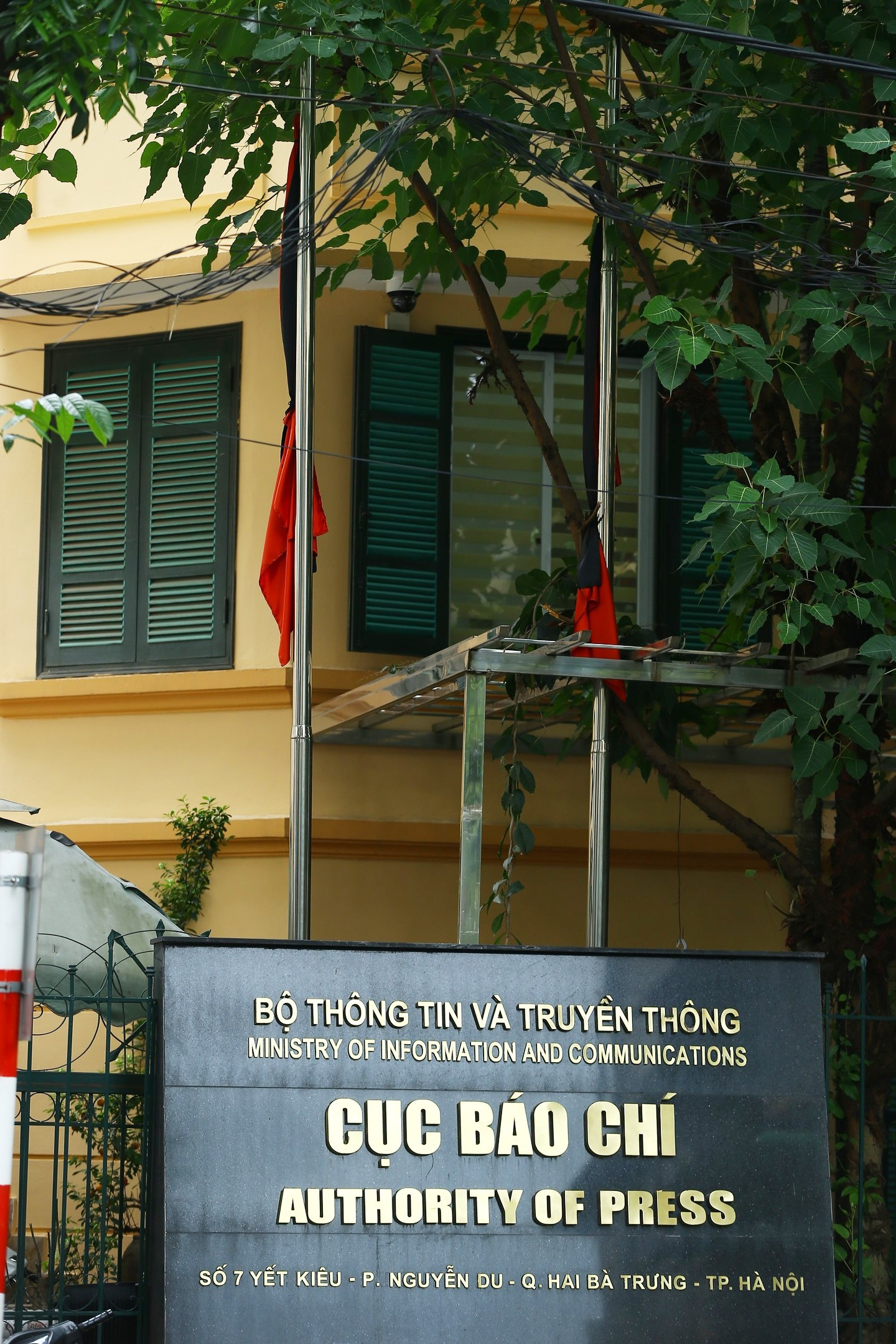 Cục báo chí treo cờ rủ sớm ngày 22/7. Ảnh: An Thành Đạt 18.jpg