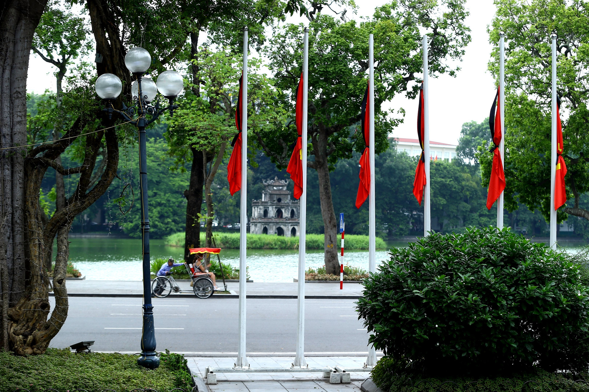 Không gian Hồ Gươm trong không khí của những ngày buồn vì sự ra đi của Tổng Bí thư Nguyễn Phú Trọng. Ảnh: An Thành Đạt. 3.jpg
