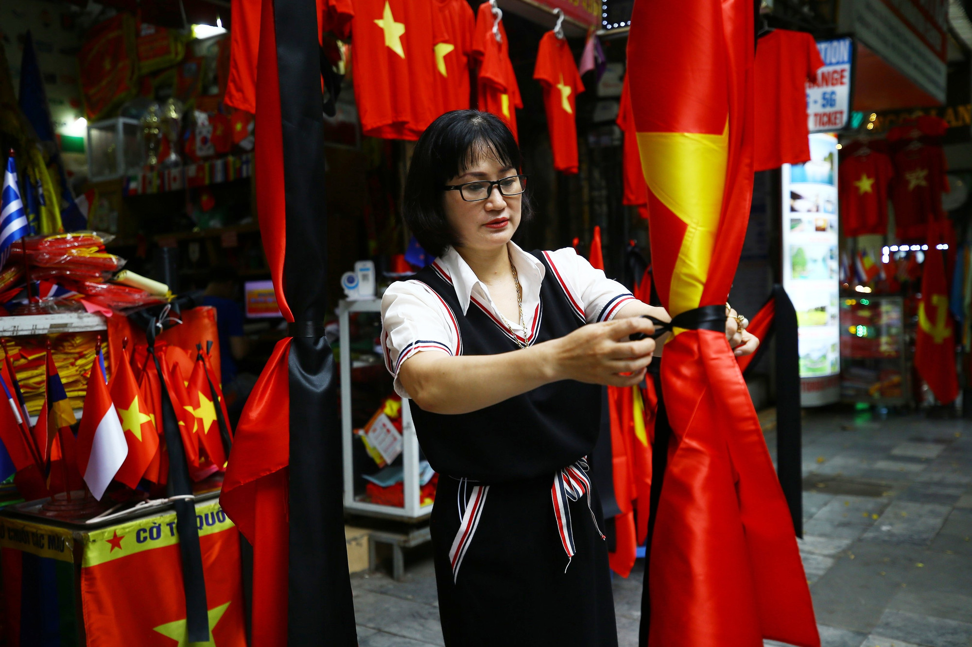 Người dân trong các khu phố sầm uất của Hà Nội như Hàng Bông, Hàng Gai, chuẩn bị cờ rủ để tưởng niệm Tổng Bí thư Nguyễn Phú Trọng. Ảnh: An Thành Đạt 11.jpg