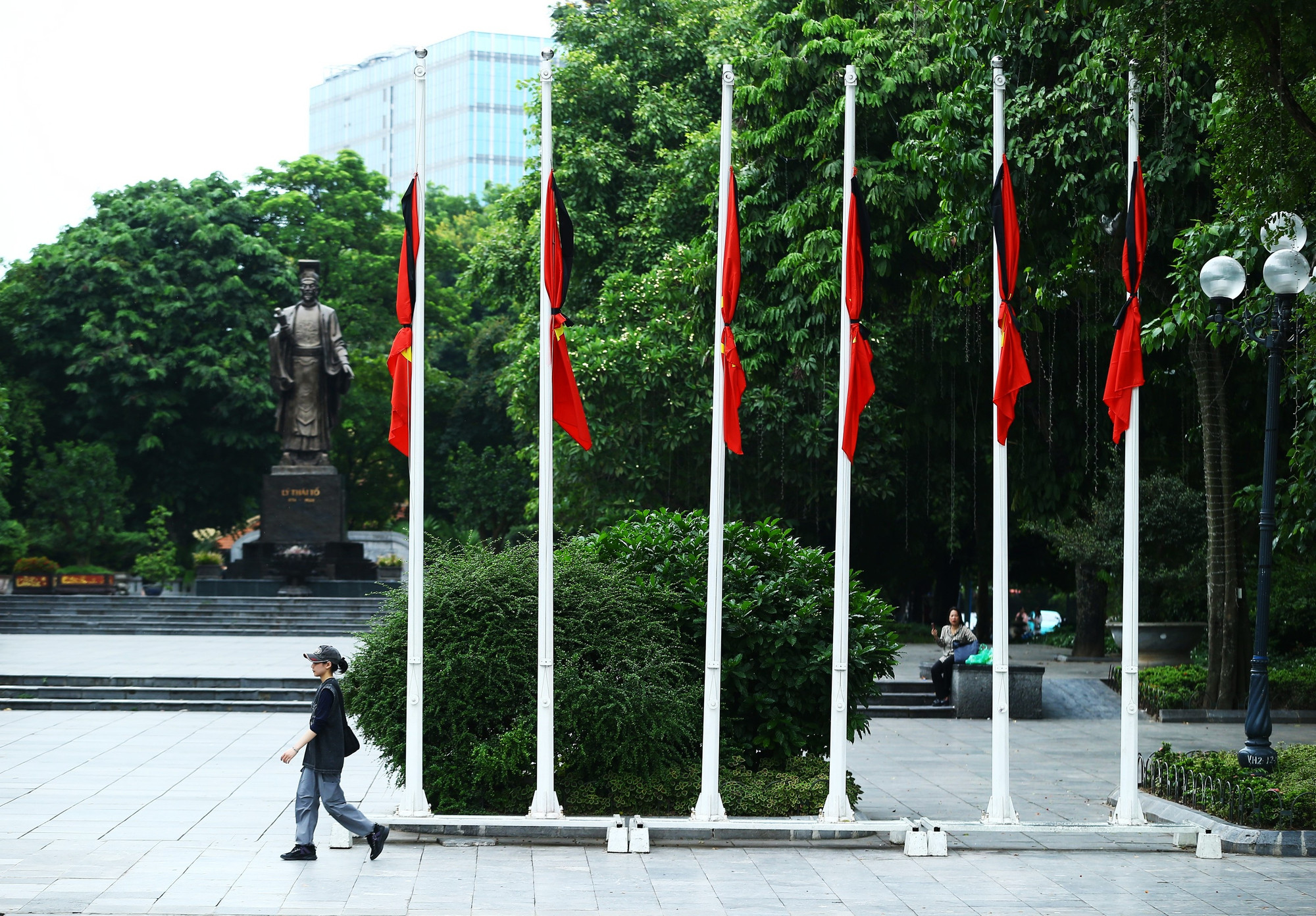 Những không gian công cộng được treo cờ rủ sớm. Ảnh: An Thành Đạt 7.jpg